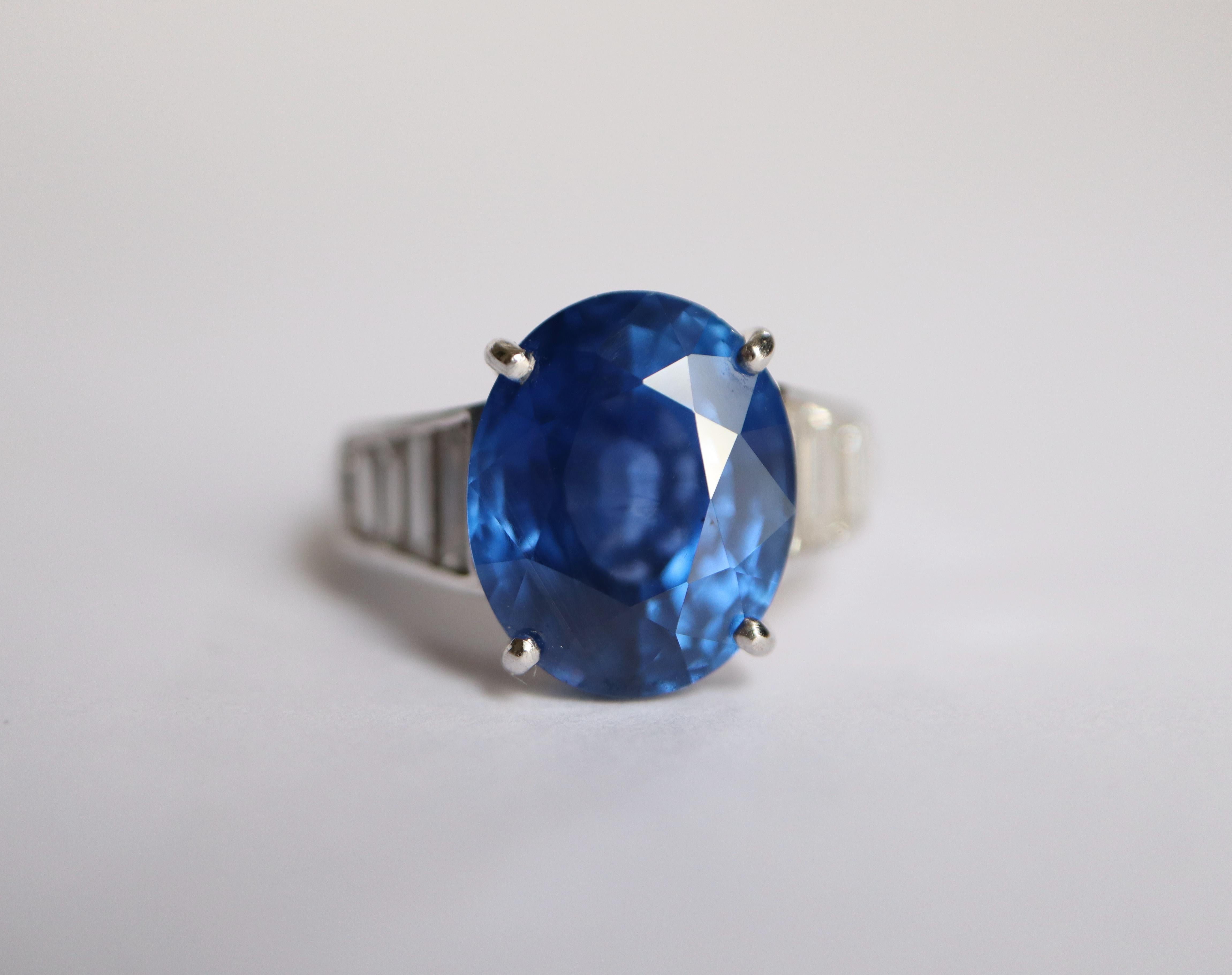 Exceptional ring in 18 kt white gold and platinum comprising in its center an unheated Burmese sapphire weighing 10.83 carats supported on both sides by 4 baguette diamonds. Or 8 baguette diamonds
Twice 0.5 to 0.6 carat. Total weight of diamonds: 1