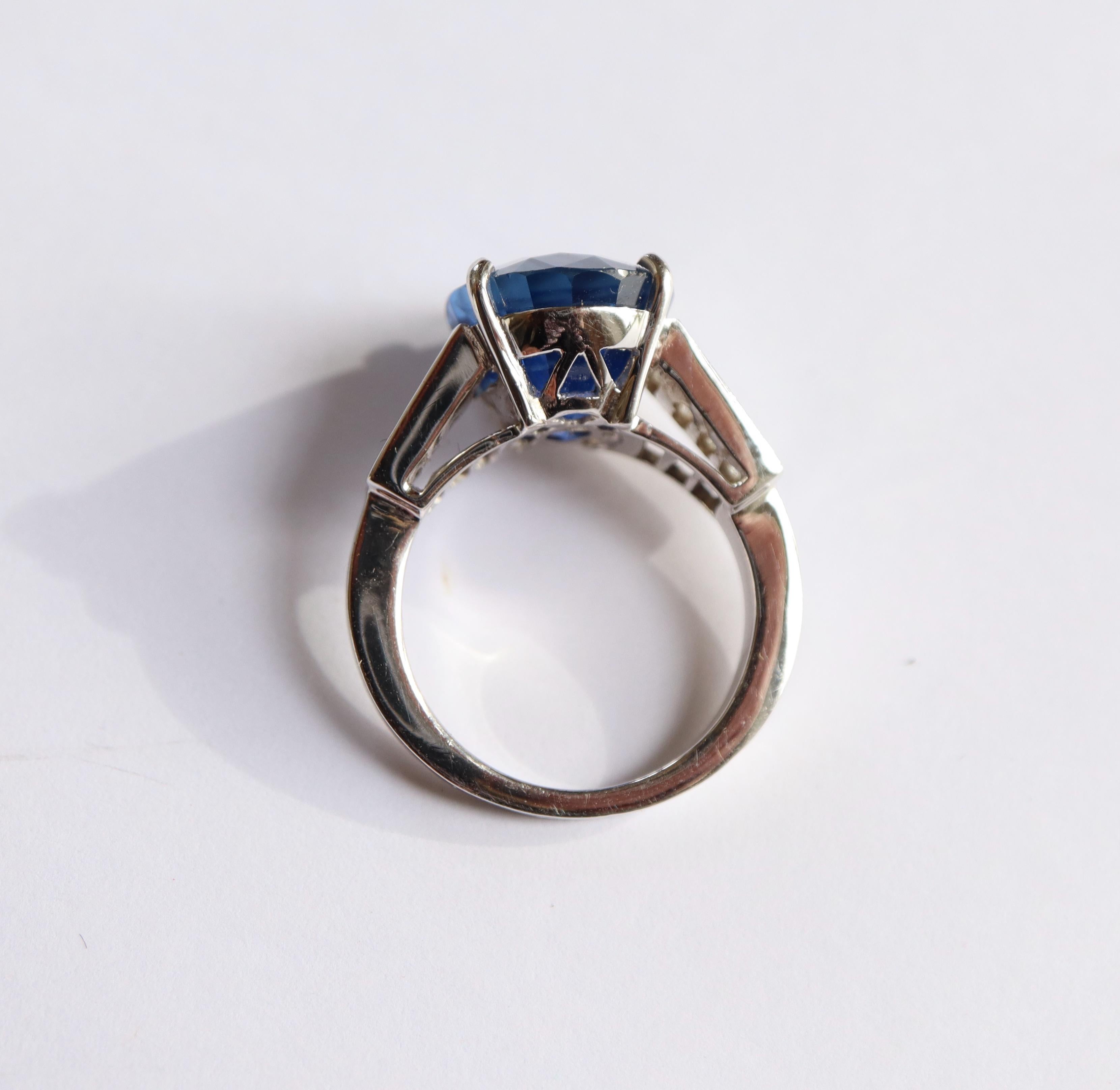 Saphir-Ring 10,83 Karat burmesisch, nicht erhitzt, und Diamanten im Zustand „Gut“ im Angebot in Paris, FR