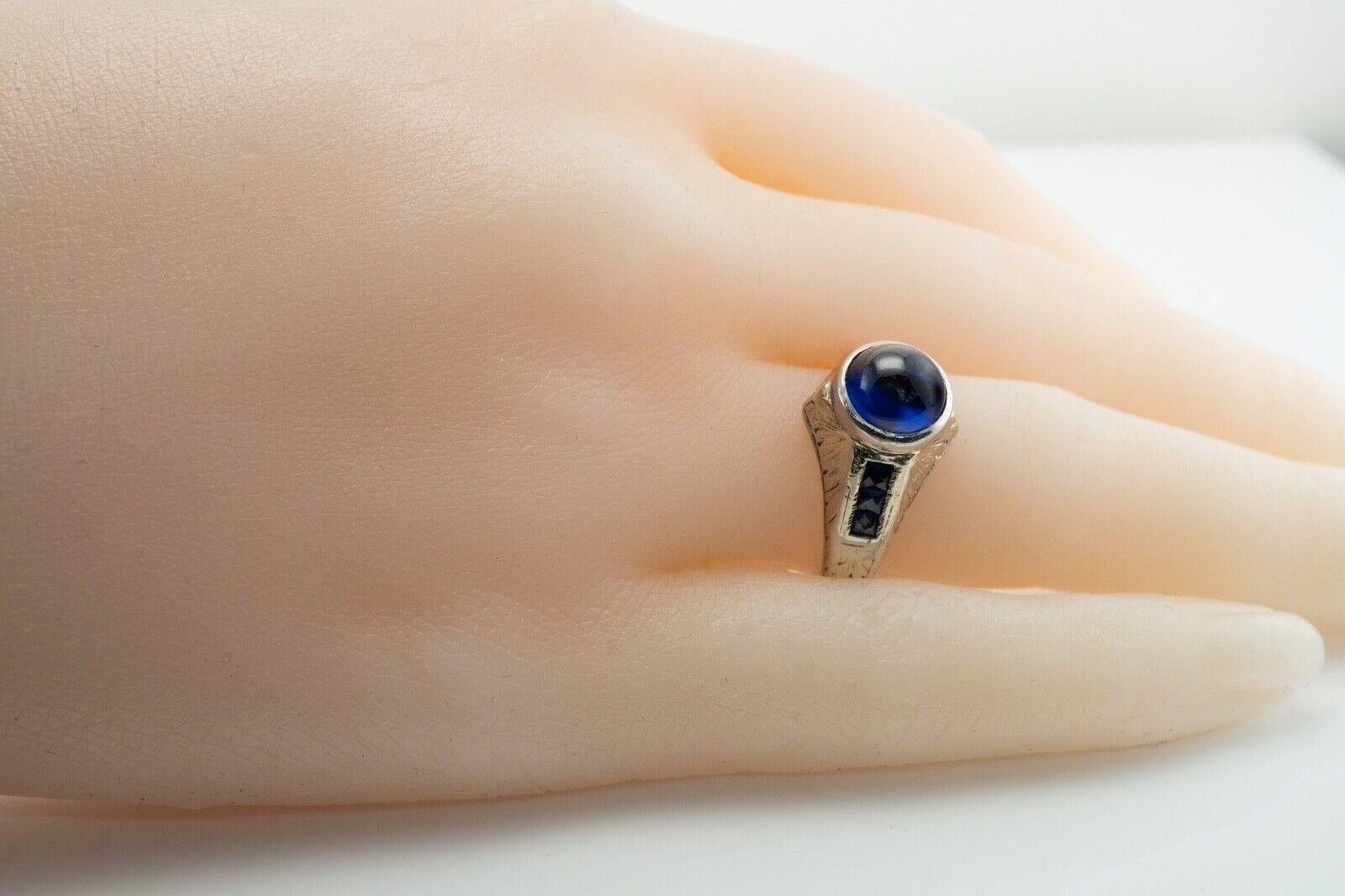 Women's or Men's Sapphire Ring 14K White Gold Vintage French Cut Cabochon For Sale
