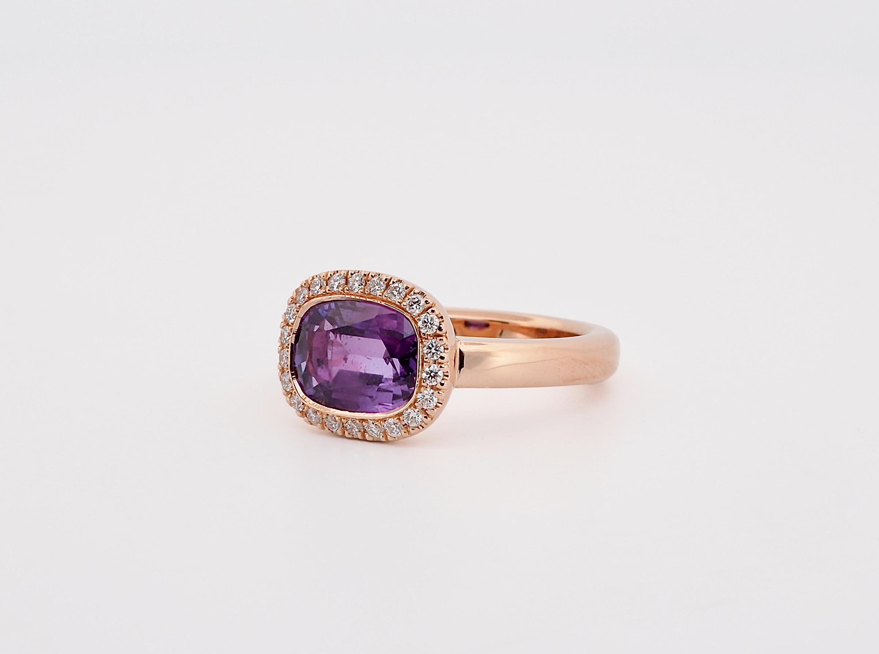 Stunning sapphire ring in rose gold 750 with diamond halo.
The stone charms with perfect proportion and an exceptional color, the purple is truly unique.