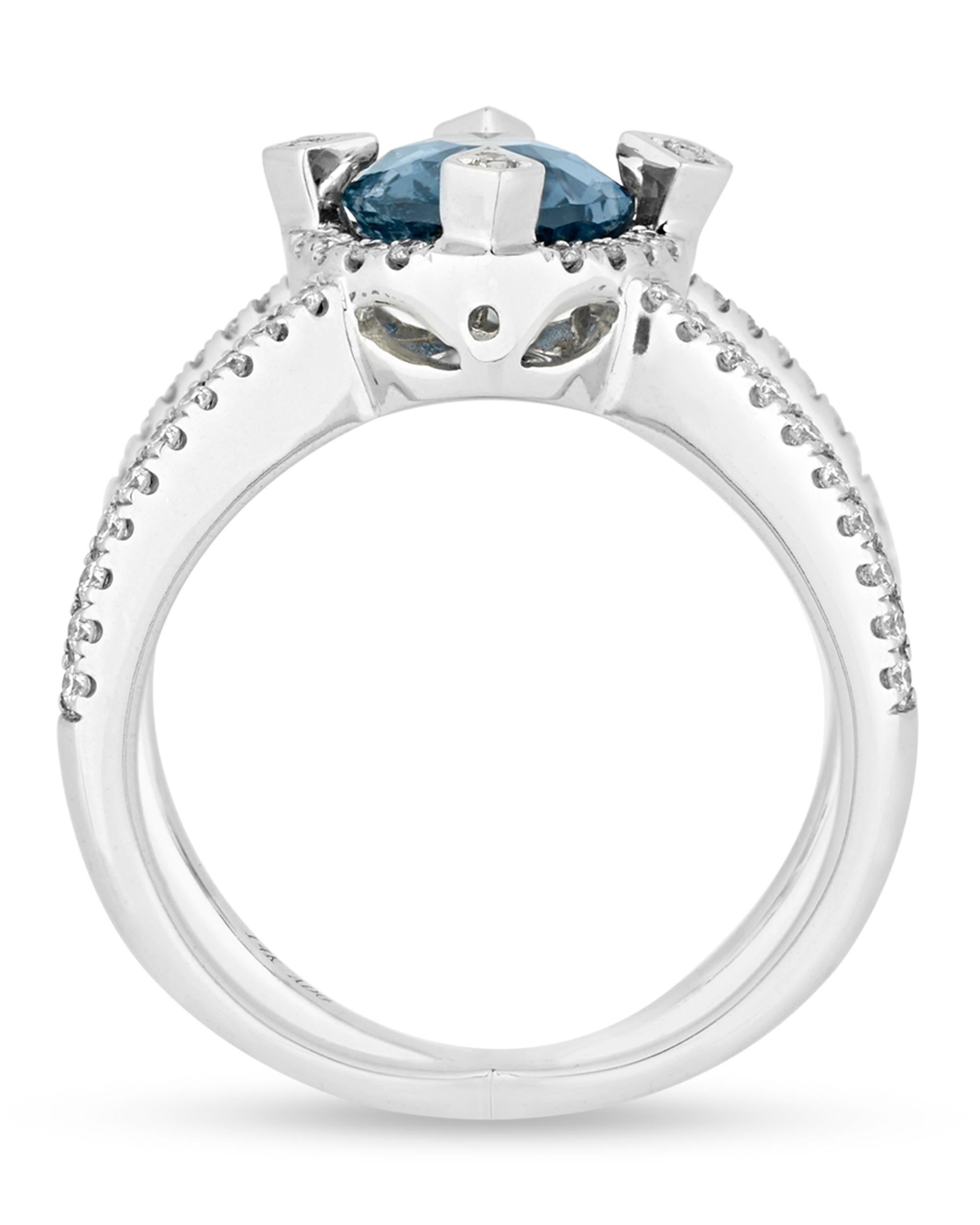 Der 2,93-karätige Saphir im Brillantschliff in der Mitte dieses Rings hat einen wunderschönen blassblauen Farbton und ist vom Gemological Institute of America als völlig unbehandelt zertifiziert. Der Stein ist in einem kühnen Criss-Cross-Design
