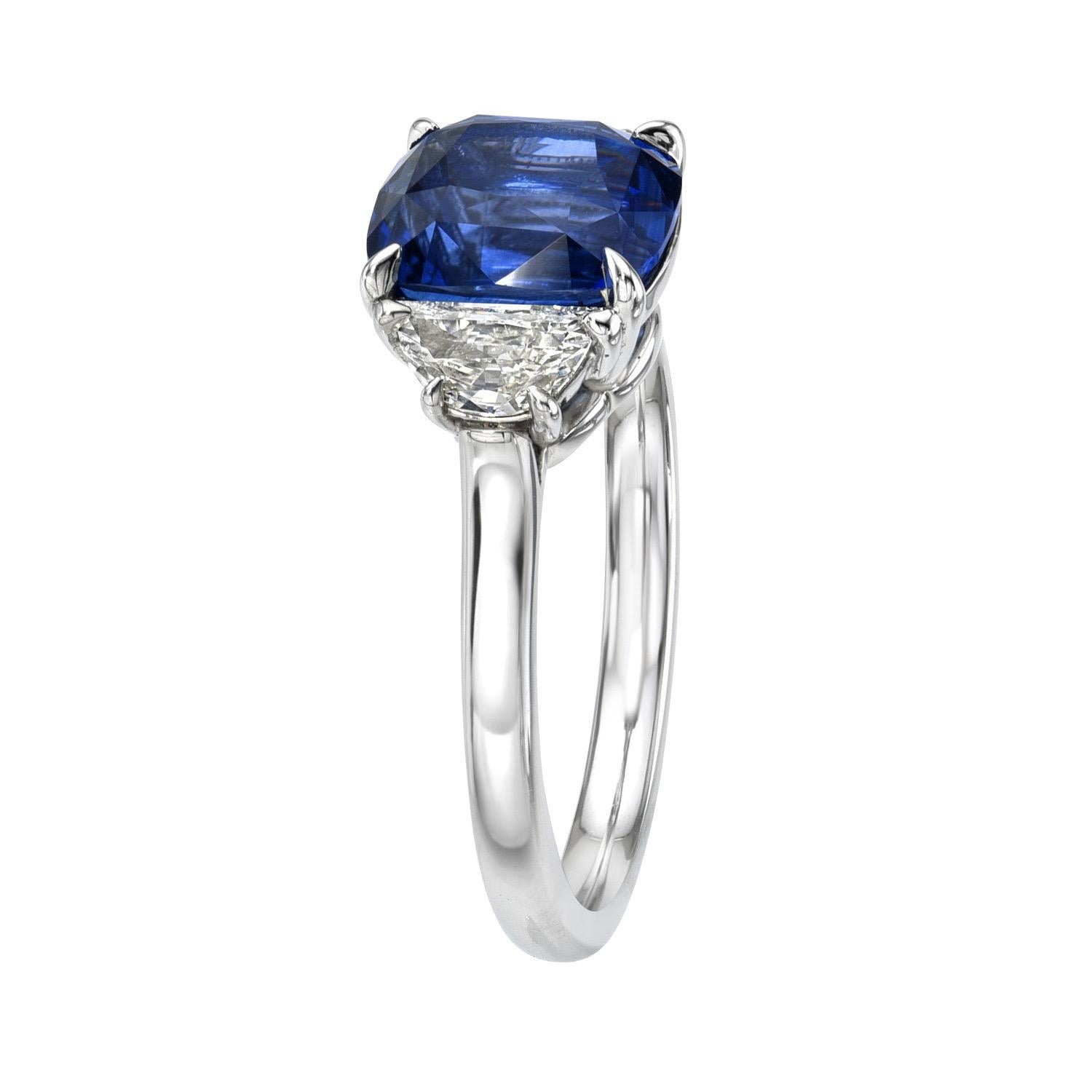 Bague intemporelle en platine à trois pierres et coussin de saphir bleu de Ceylan de 3,06 carats, flanquée d'une paire de diamants demi-lune de 0,36 carat, E/VS.
Bague taille 6. Le redimensionnement est complémentaire sur demande.
Le rapport de la