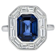 Bague en platine avec saphir bleu taillé en émeraude et diamants trapézoïds - par Merkaba