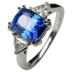 Alliance saphir et diamant en or blanc, pierre précieuse bleue de fiançailles
