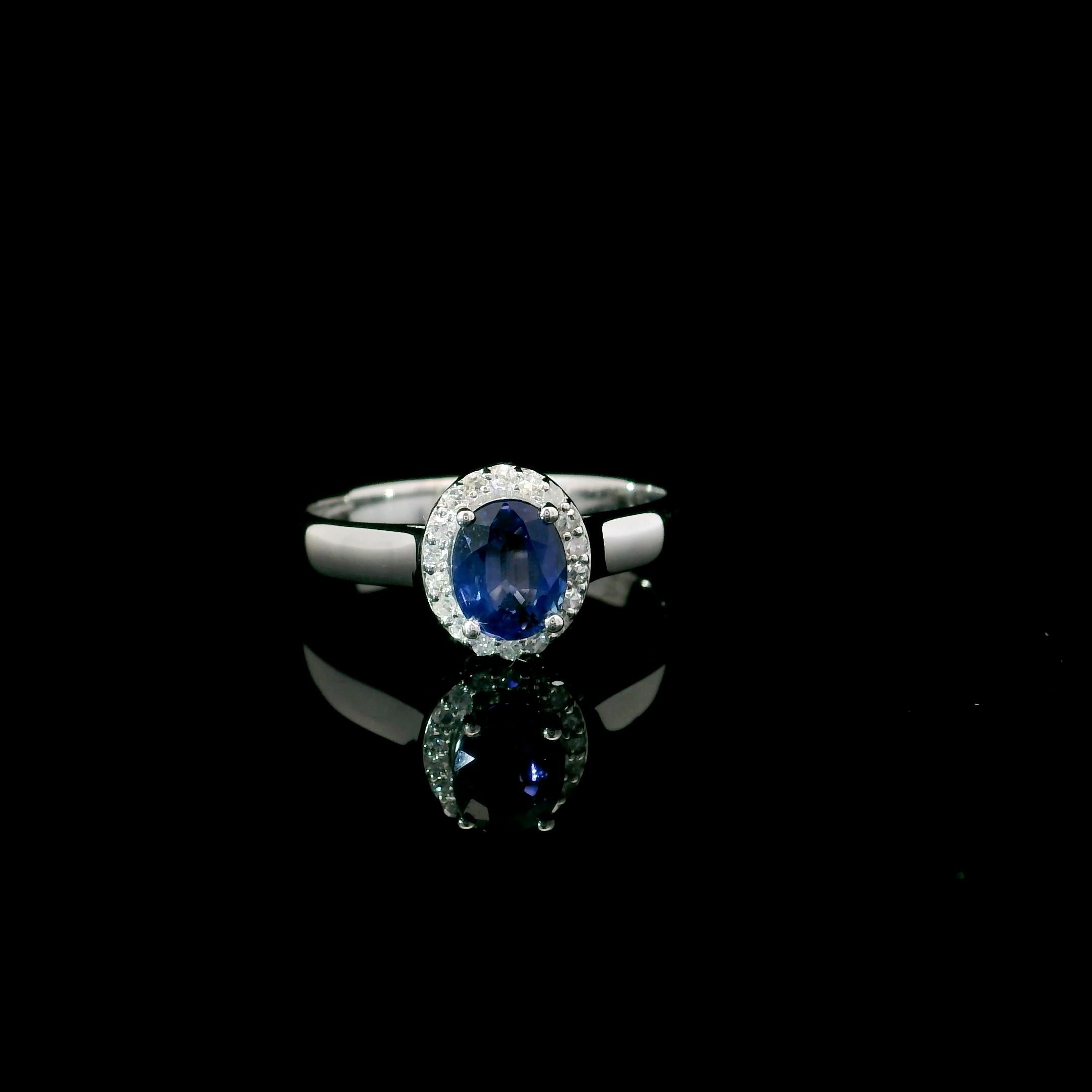 Anillo de zafiro de oro blanco de 18 quilates
  
  Color y quilates del oro Oro blanco 18 quilates
  Peso: 3.79 gramos
  
  Set con-
  Tipo de piedra: Zafiro
  Forma: Oval
  Quilate: 0,94 ct
  Color: zafiro azul
  
  Piedras circundantes: Diamantes
