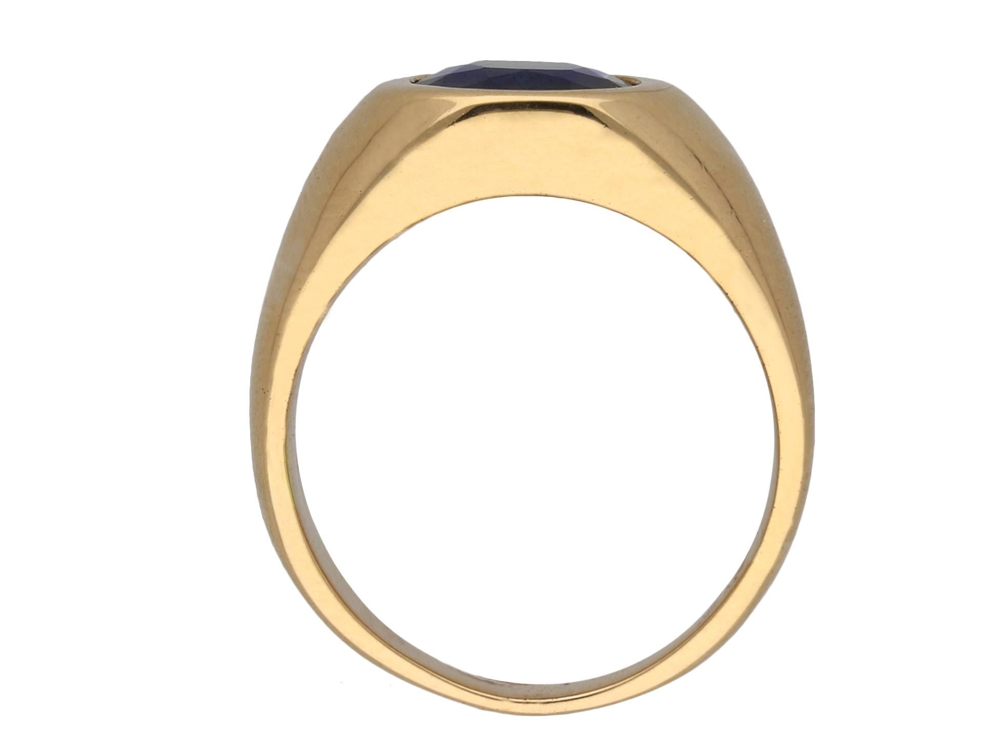 Retro Sapphire ring in 18ct gold, French, circa 1970. For Sale