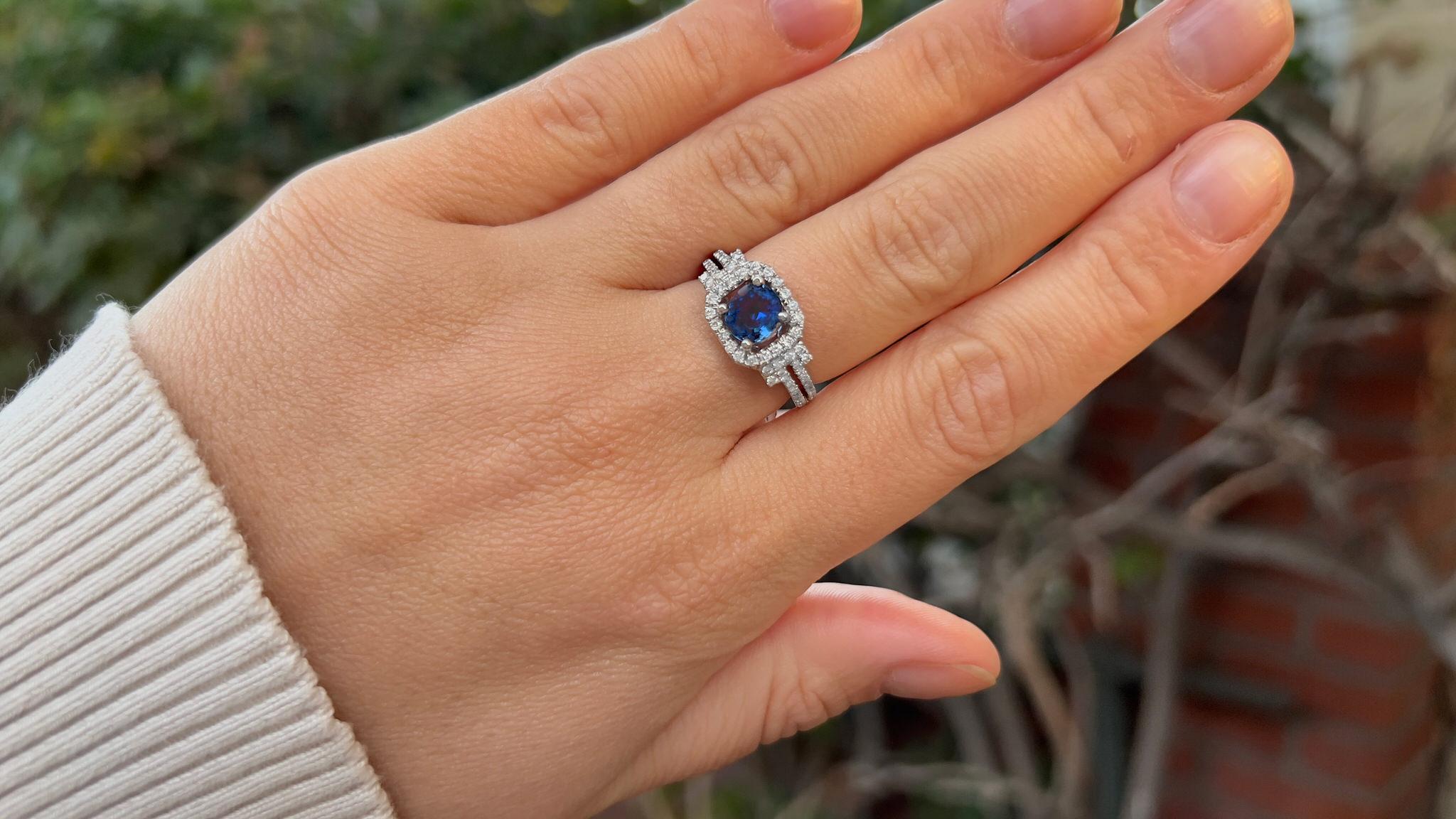 Round Cut Sapphire Ring With Diamonds 1.56 Carats 18K White Gold For Sale