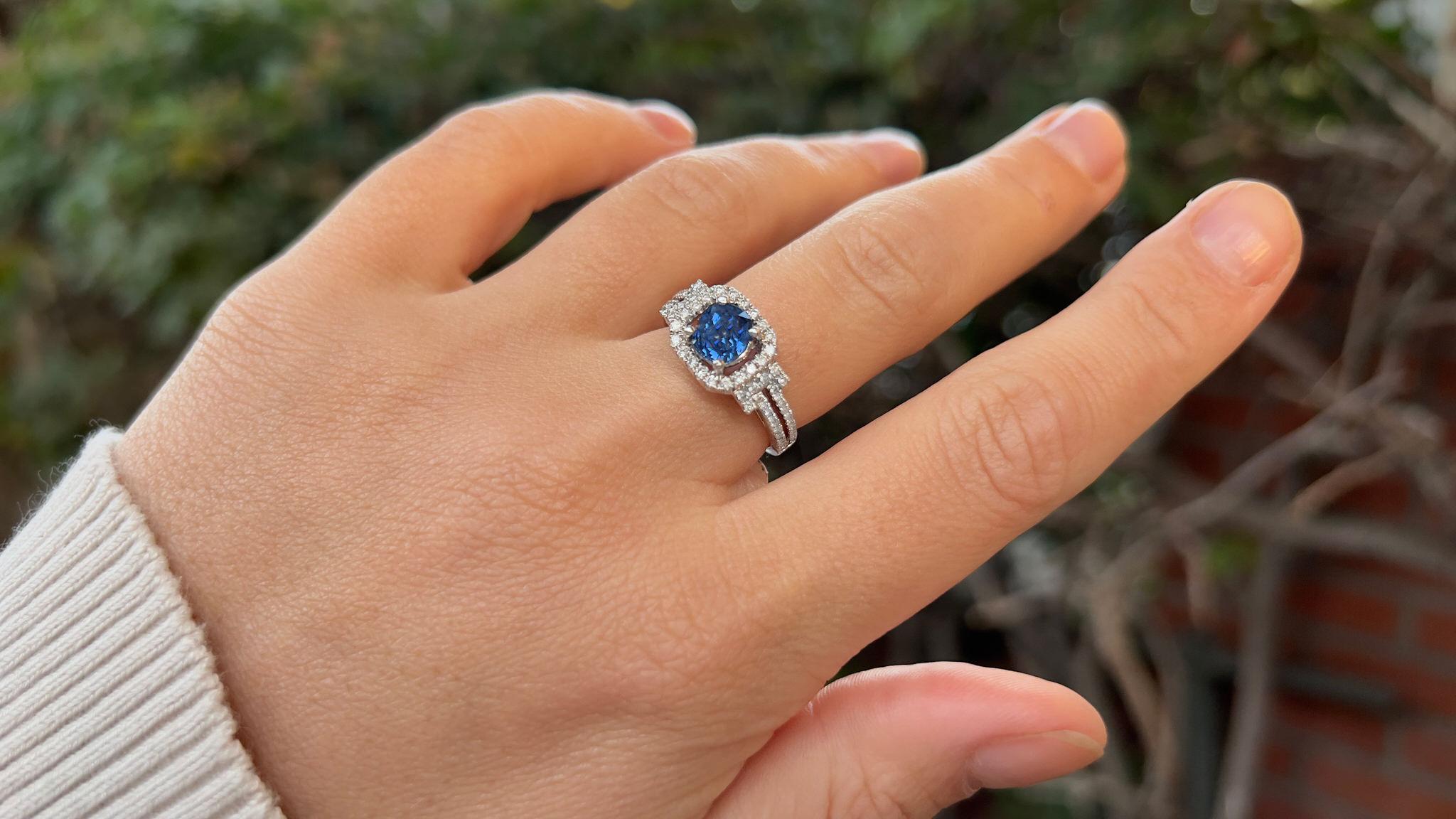 Women's or Men's Sapphire Ring With Diamonds 1.56 Carats 18K White Gold