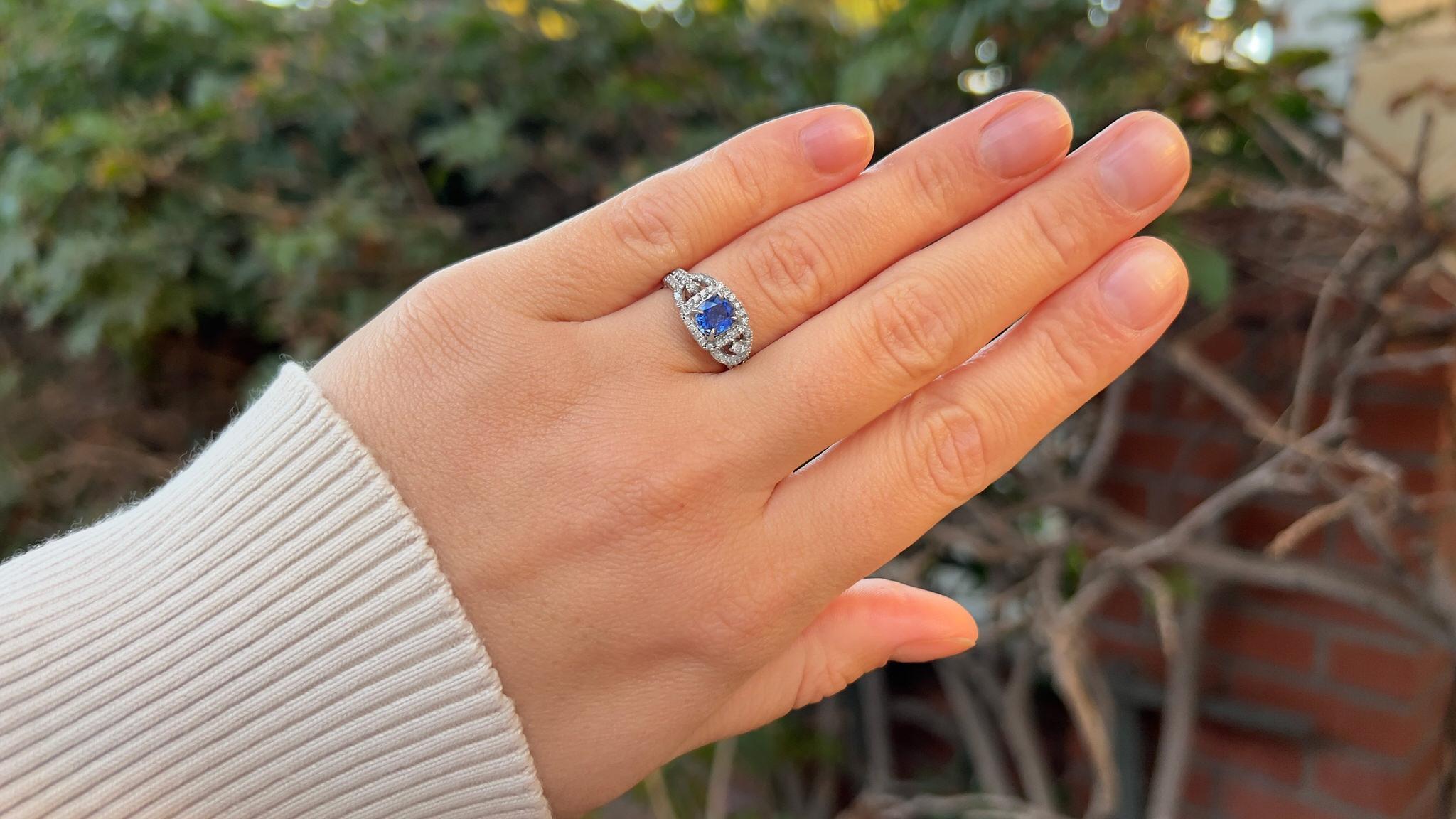 Saphir = 1,08 Karat
(Schliff: rund, Farbe: blau, Herkunft: natürlich)
Diamant = 0,90 Karat
(Schliff: Rund, Farbe: F, Reinheit: VS)
Metall = 18K Weißgold
Ringgröße = 6.5
