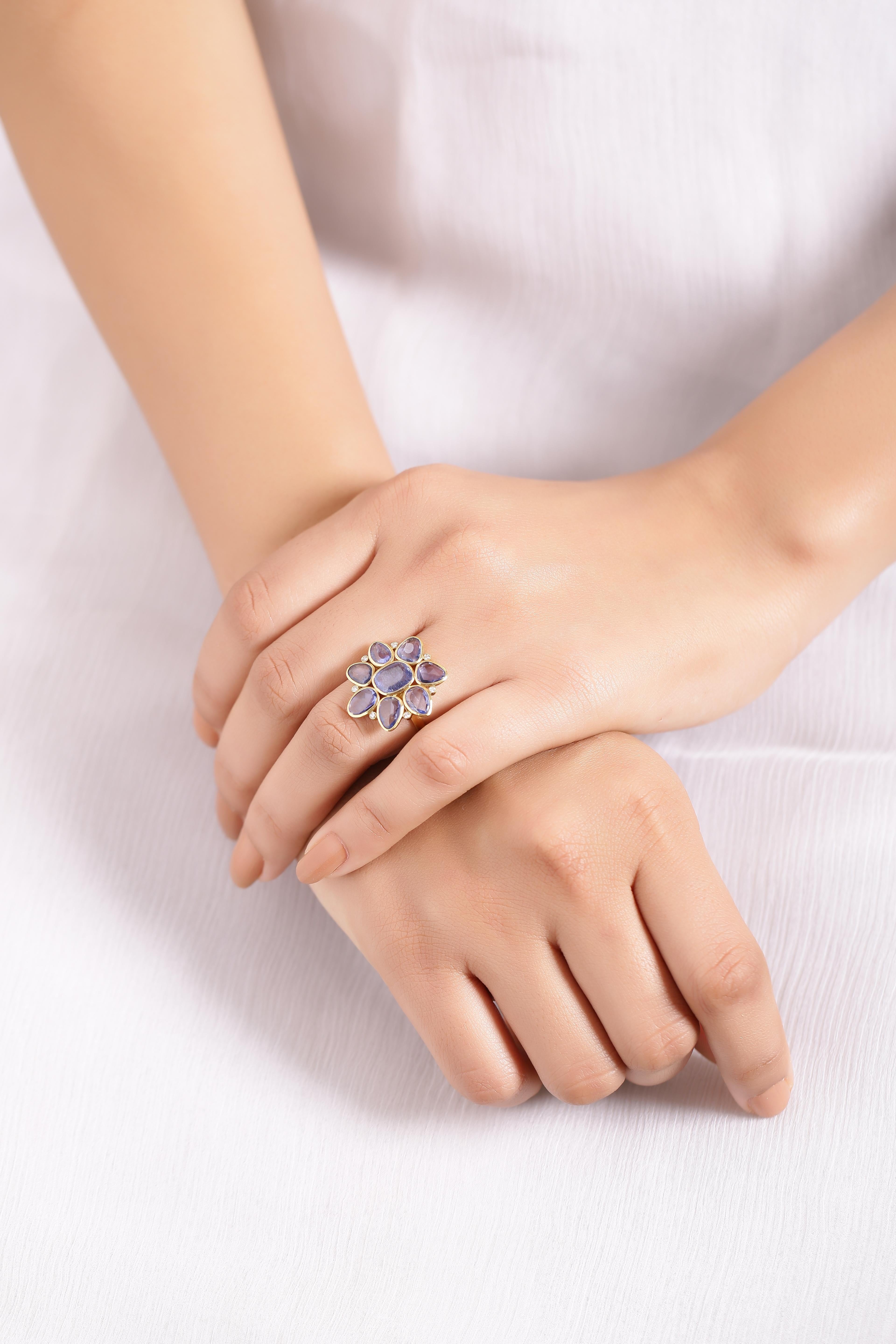 Ring mit Saphir- Rosenschliff und Diamant-Blumenmotiv, handgefertigt aus 18 Karat Gold im Zustand „Neu“ im Angebot in Jaipur, IN