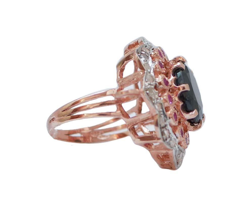 Incredibile anello in oro rosa 9 kt e struttura in argento con zaffiro centrale circondato da rubini e diamanti.
Diamanti 0.40 ct
Rubini e zaffiri 6,97 carati
Peso totale 6.90 gr
RF  *GAGF (F108)
Italiano Taglia 13.5
Usa Taglia 6.67
Francese Taglia