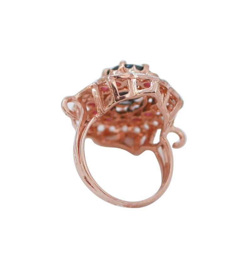 Rétro Anello con zaffiro, rubini, diamanti, oro rosa e argento.