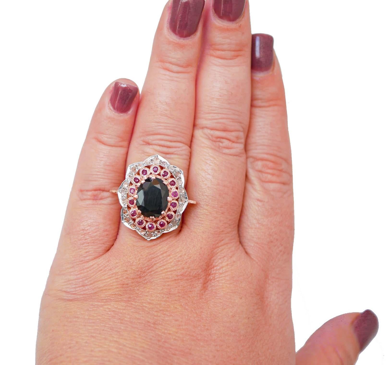 Taglio misto Anello con zaffiro, rubini, diamanti, oro rosa e argento.
