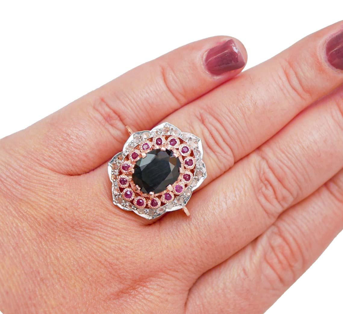 Anello con zaffiro, rubini, diamanti, oro rosa e argento. In condizioni Nuovo a Marcianise, Marcianise (CE)