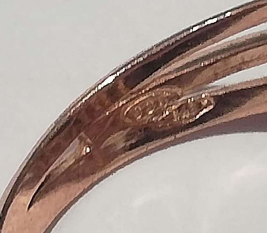 Donna Anello con zaffiro, rubini, diamanti, oro rosa e argento.