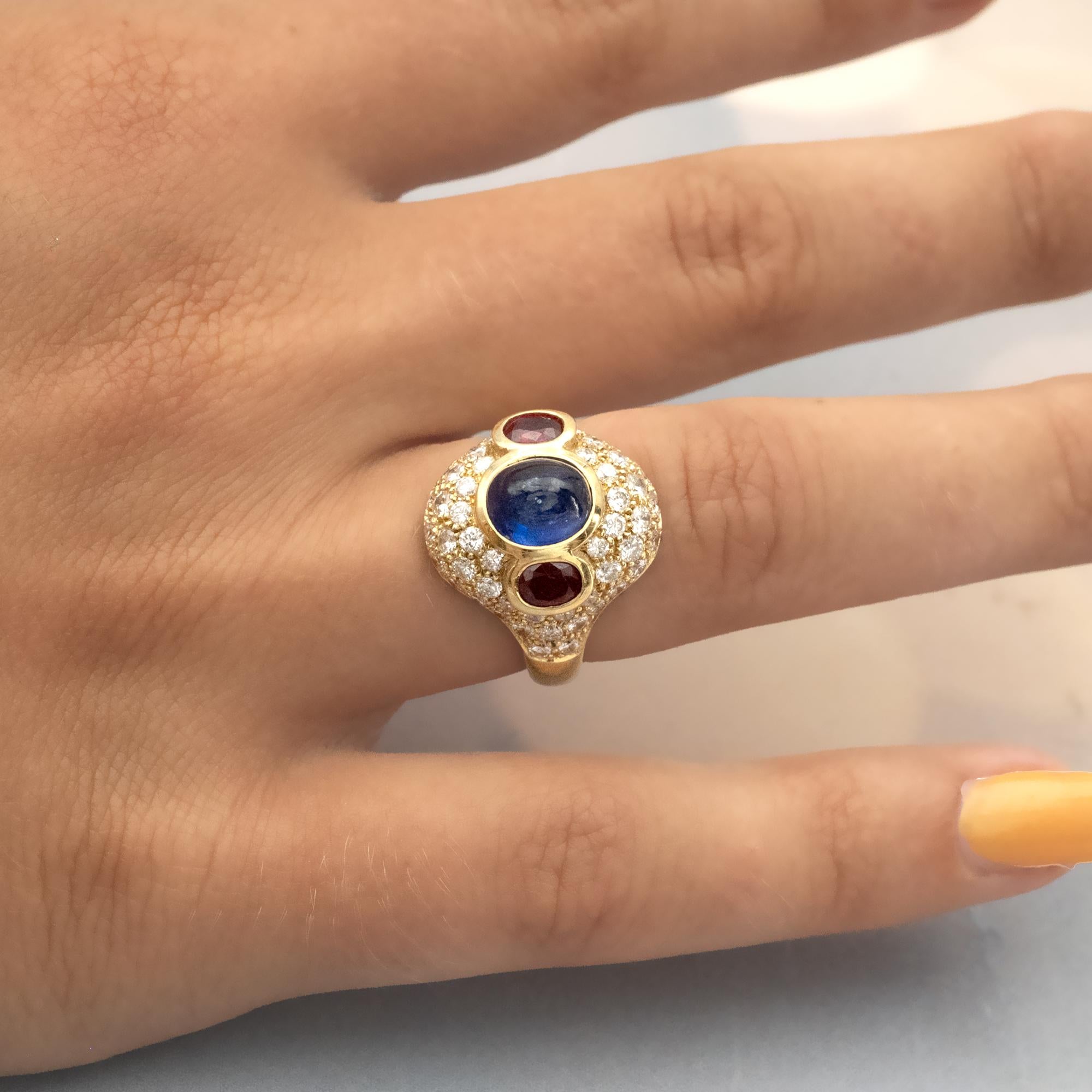 Bague en or 18 carats saphir, rubis et diamant en vente 1