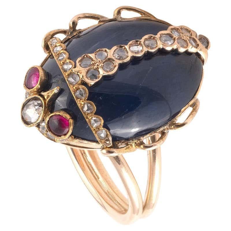 Designed as a ladybug, set with a cabochon sapphire approx. 10ct, the eyes set with ruby and rose-cut diamonds in the body, assay mark for Russian circa 1900.

Weight: 12 gr.

Size: 7