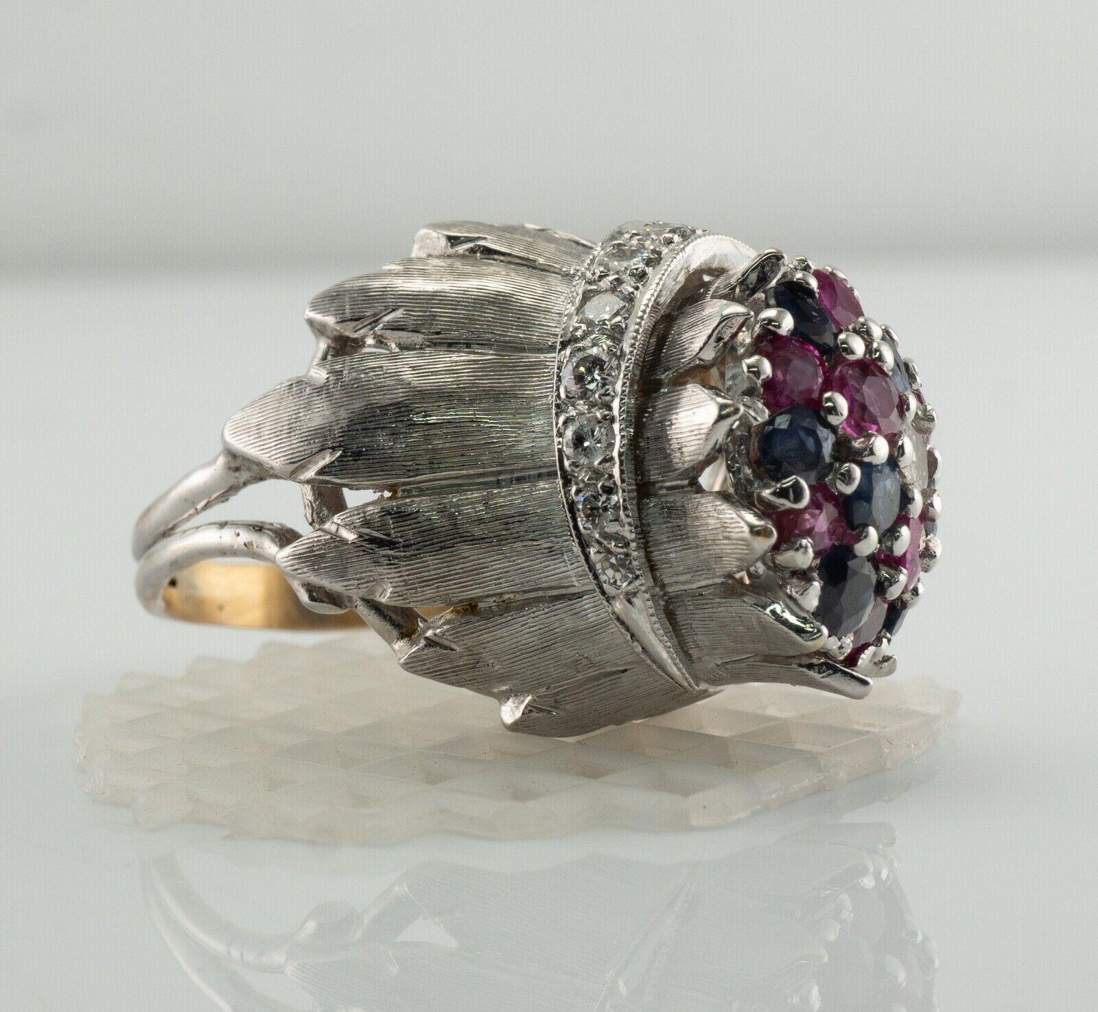 Retro Saphir-Rubin-Diamant-Ring 18K Weißgold Retro High Setting

Dieser Vintage-Ring aus den 1950er Jahren ist aus massivem 14-karätigem Weißgold gefertigt (gestempelt). 
Die Spitze ist mit je 3 mm großen natürlichen Saphiren und Rubinen