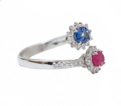 Saphir, Rubin, Diamanten, moderner Ring aus 18 Karat Weißgold.