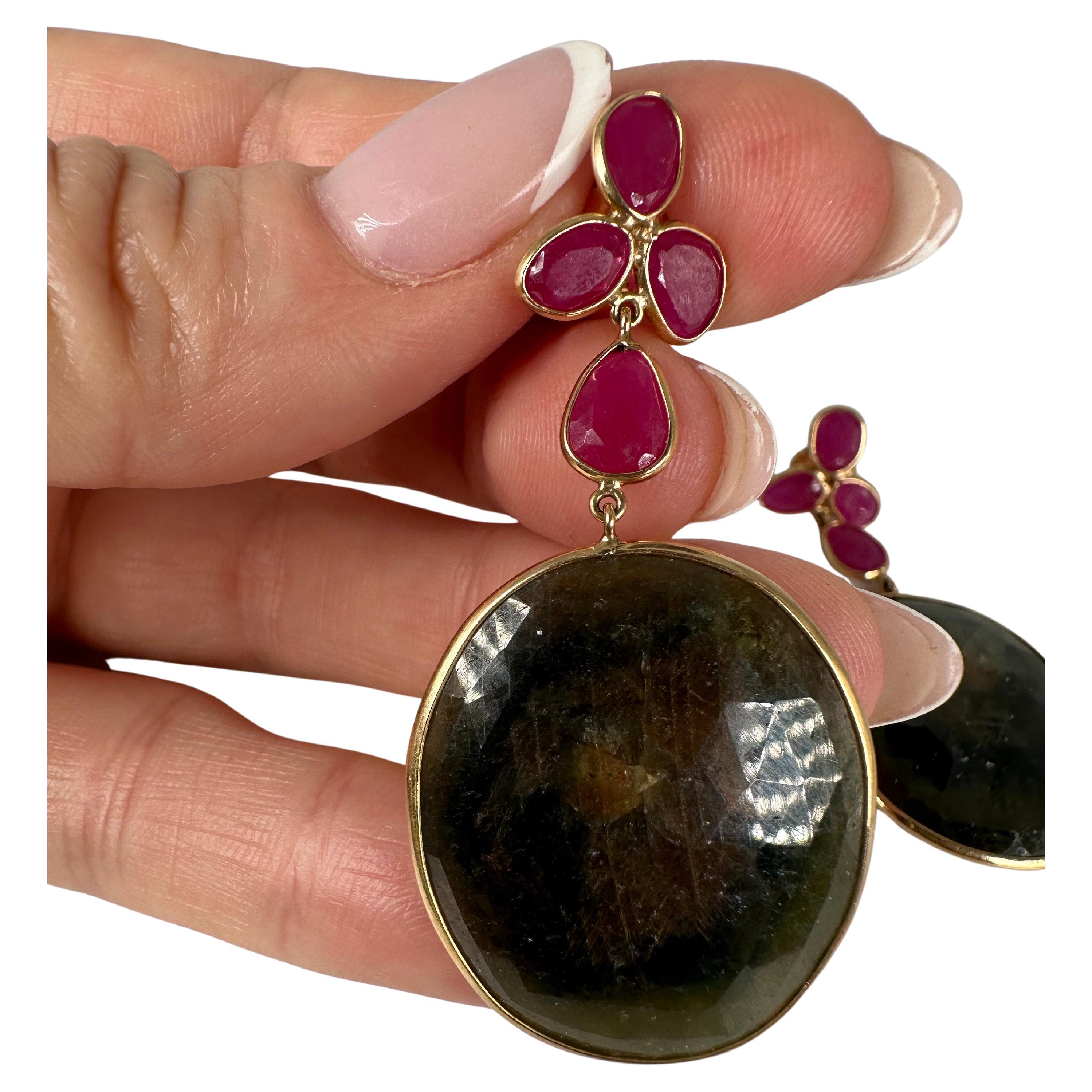 Orecchini di grandi dimensioni molto unici, con zaffiri cabochon nella parte inferiore e rubini nella parte superiore, di colore rosso rosato, realizzati in oro 14KT con farfalla regolare; questi orecchini da cocktail sono molto speciali e