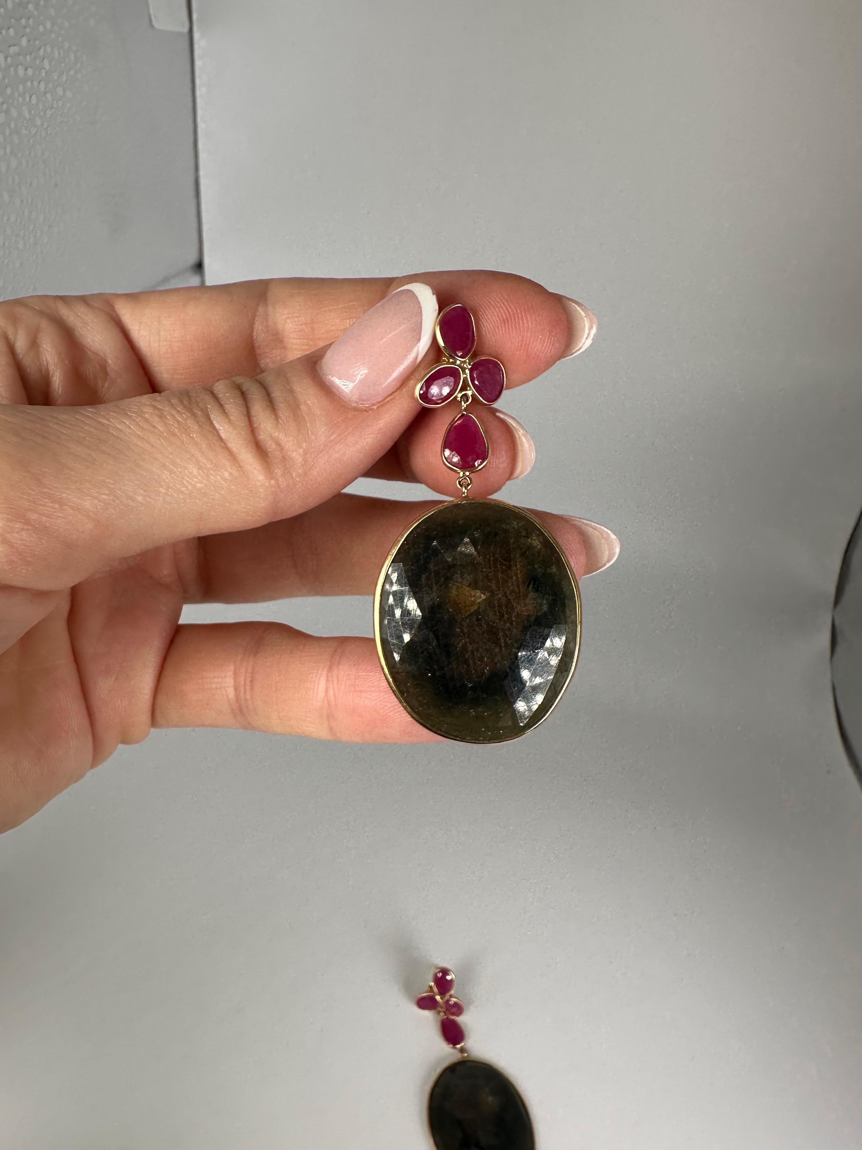 Orecchini con zaffiro e rubino Orecchini da cocktail grandi in oro 14KT In condizioni ottime in vendita a Jupiter, FL