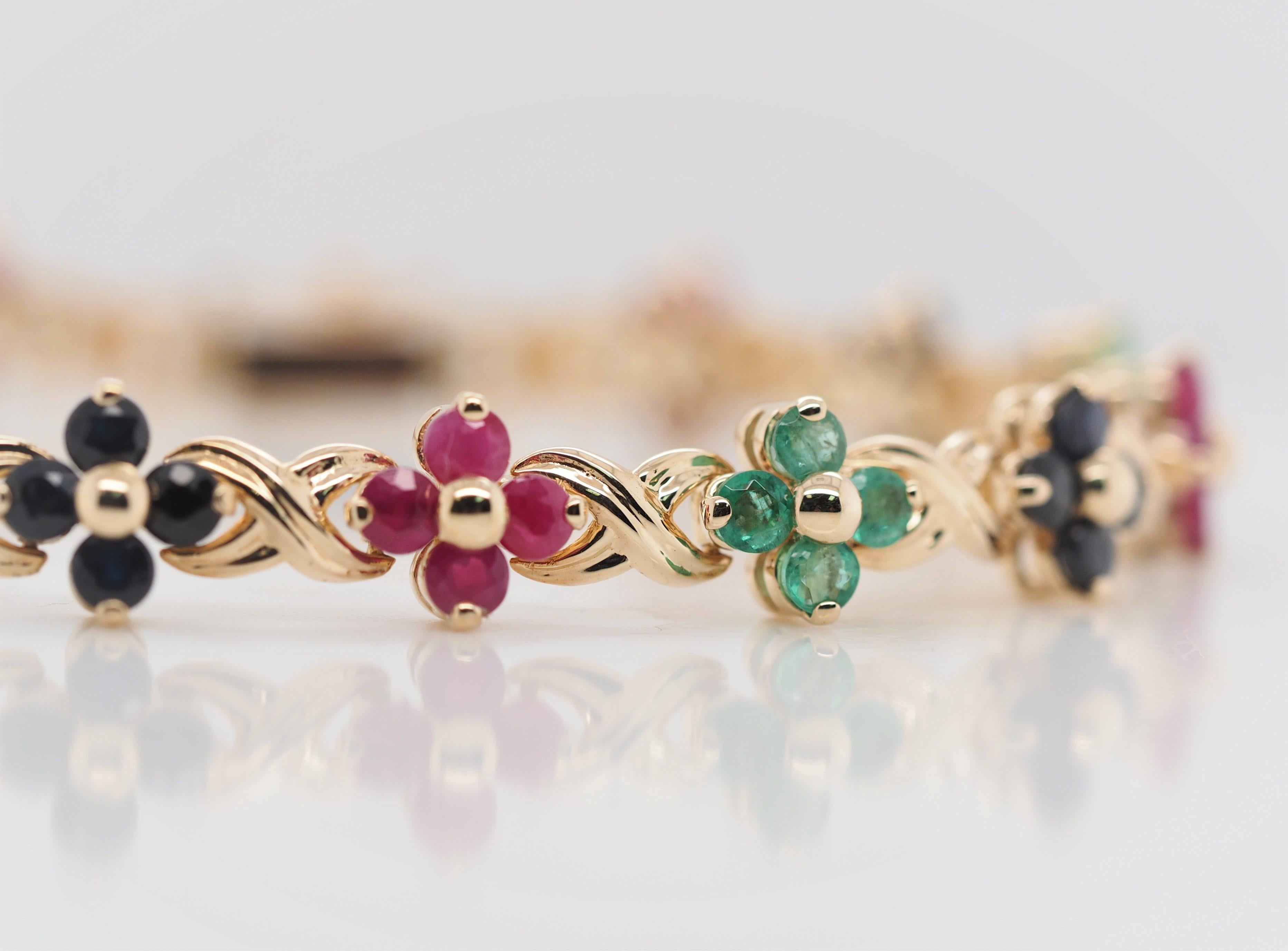 Taille grossière Bracelet à maillons fleurs en or jaune 14 carats, saphir, rubis et émeraude en vente