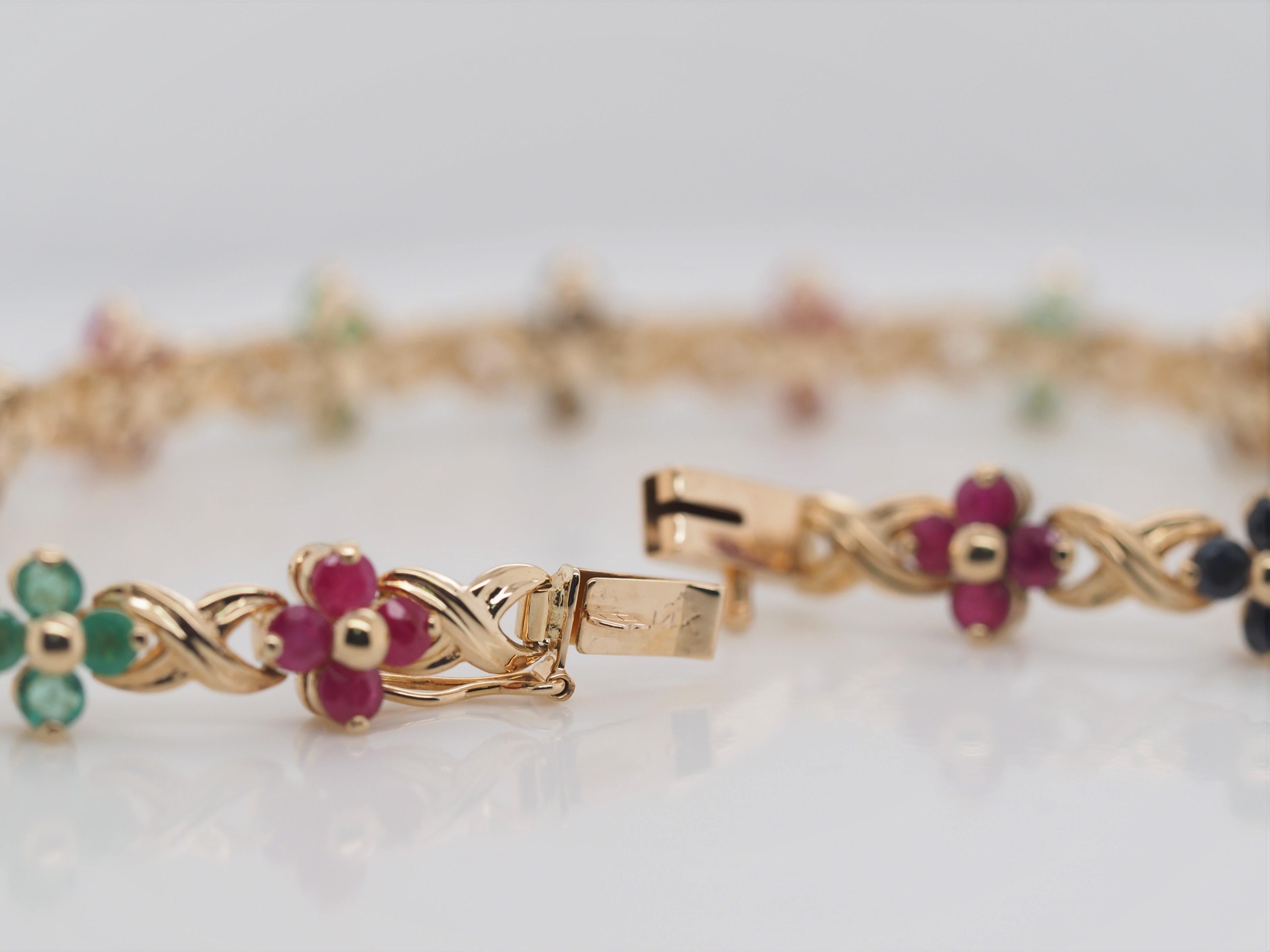 Bracelet à maillons fleurs en or jaune 14 carats, saphir, rubis et émeraude Bon état - En vente à Addison, TX