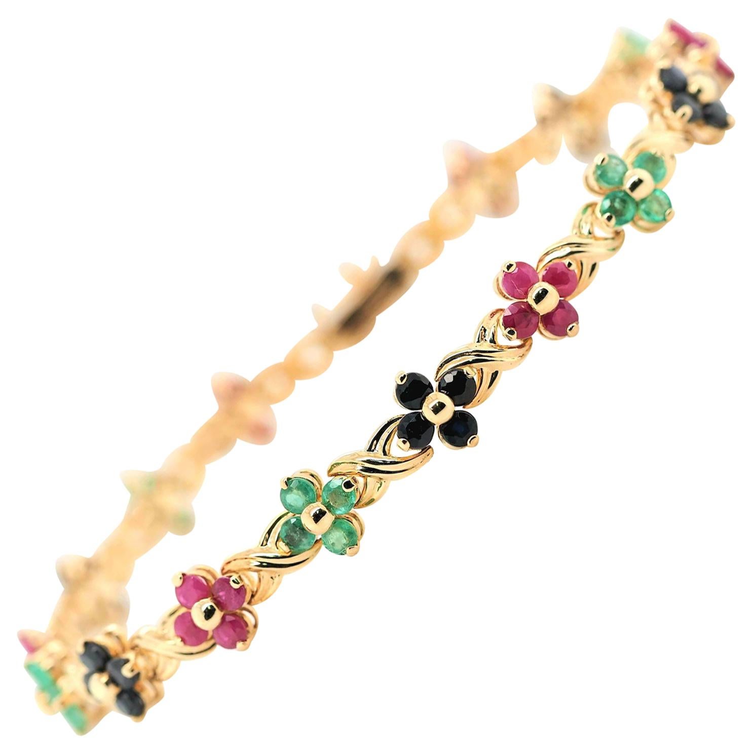 Bracelet à maillons fleurs en or jaune 14 carats, saphir, rubis et émeraude en vente