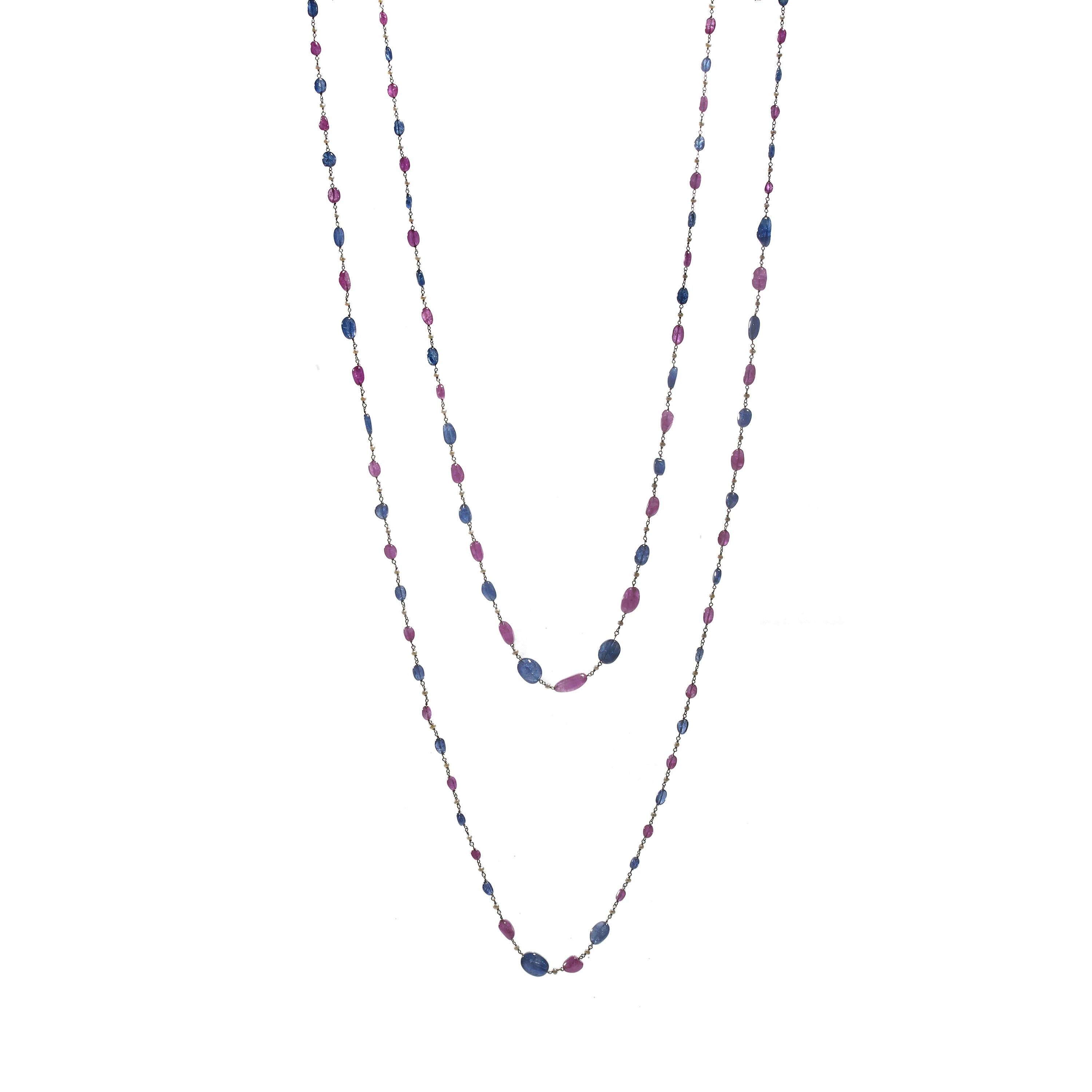 Un sautoir in zaffiro, rubino, perle e oro bianco, con perle cabochon burattate di zaffiro e rubino 