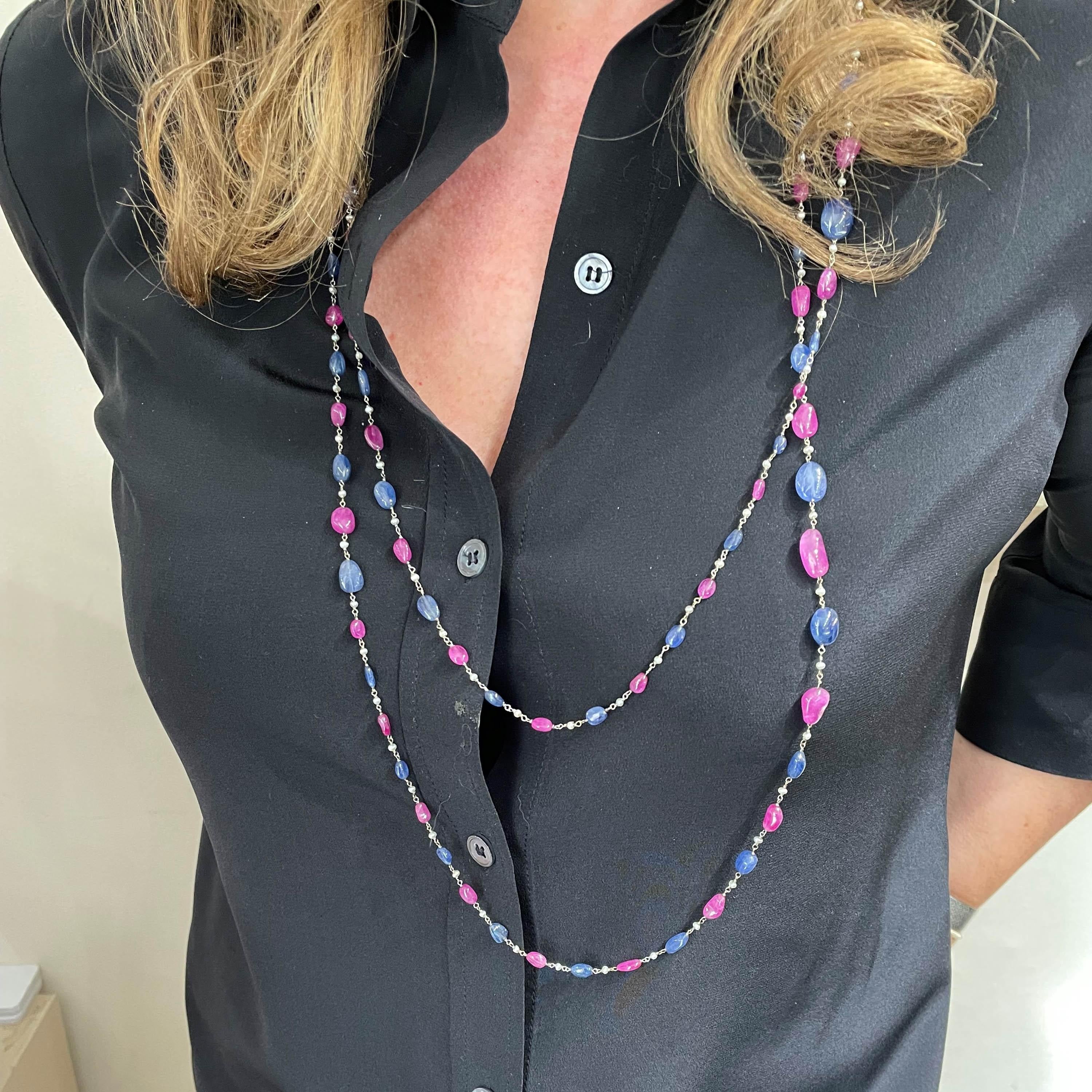 Cabochon Collana a catena lunga di zaffiri, rubini, perle e oro bianco in vendita