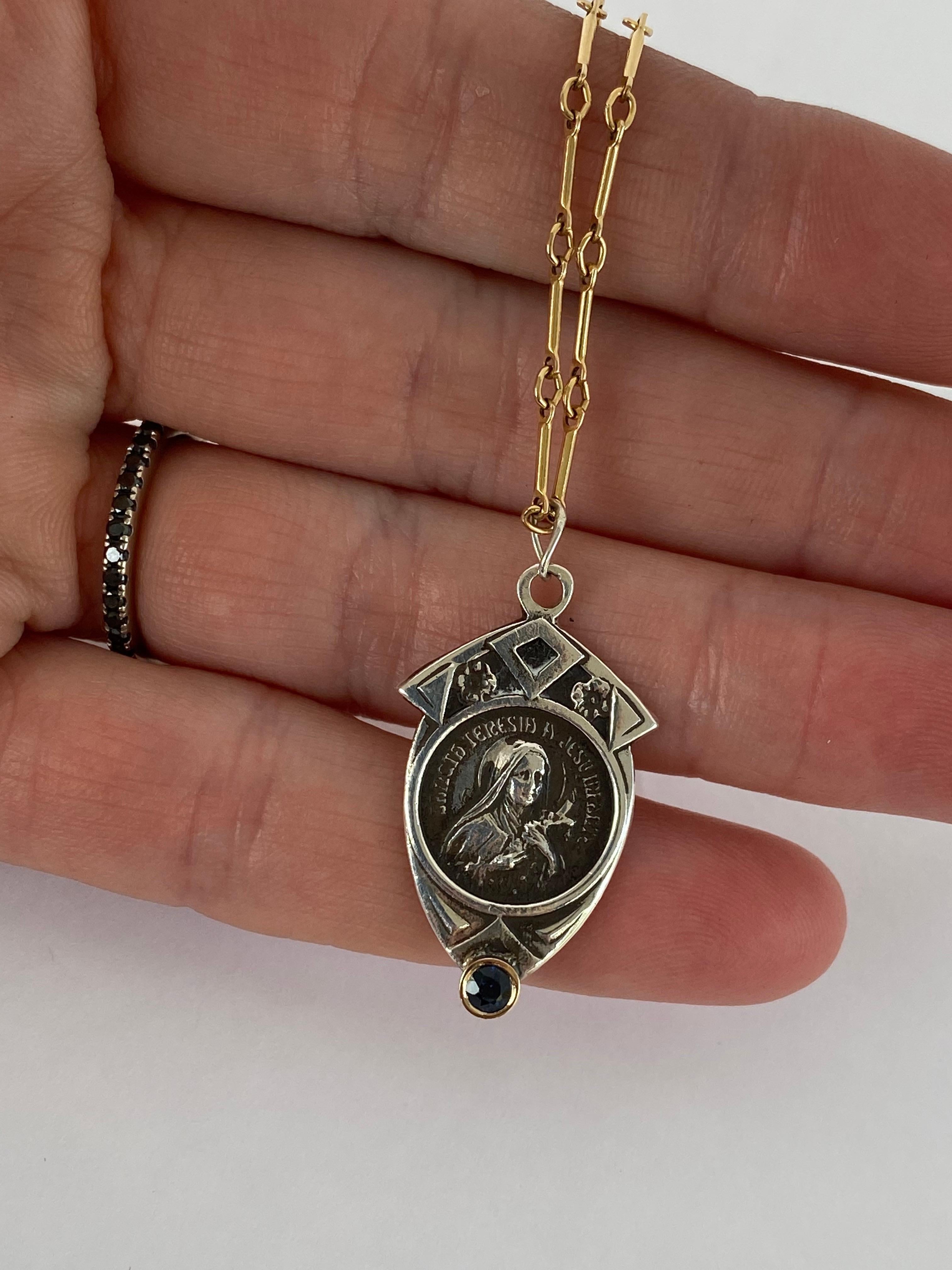 Collier Médaille Diamant Noir Chaîne Vierge Marie Argent

Pièce exclusive avec une médaille de la Vierge Marie en argent avec un diamant noir serti dans une griffe en or.  avec une chaîne en or. 

Les symboles ou les médailles peuvent devenir un