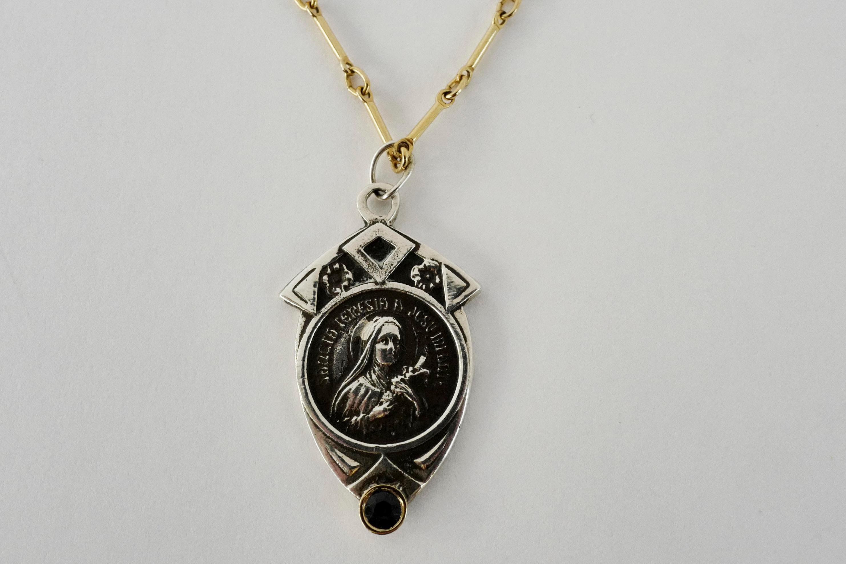 Chaîne collier médaille en argent Virgin Mary avec diamant noir Neuf - En vente à Los Angeles, CA