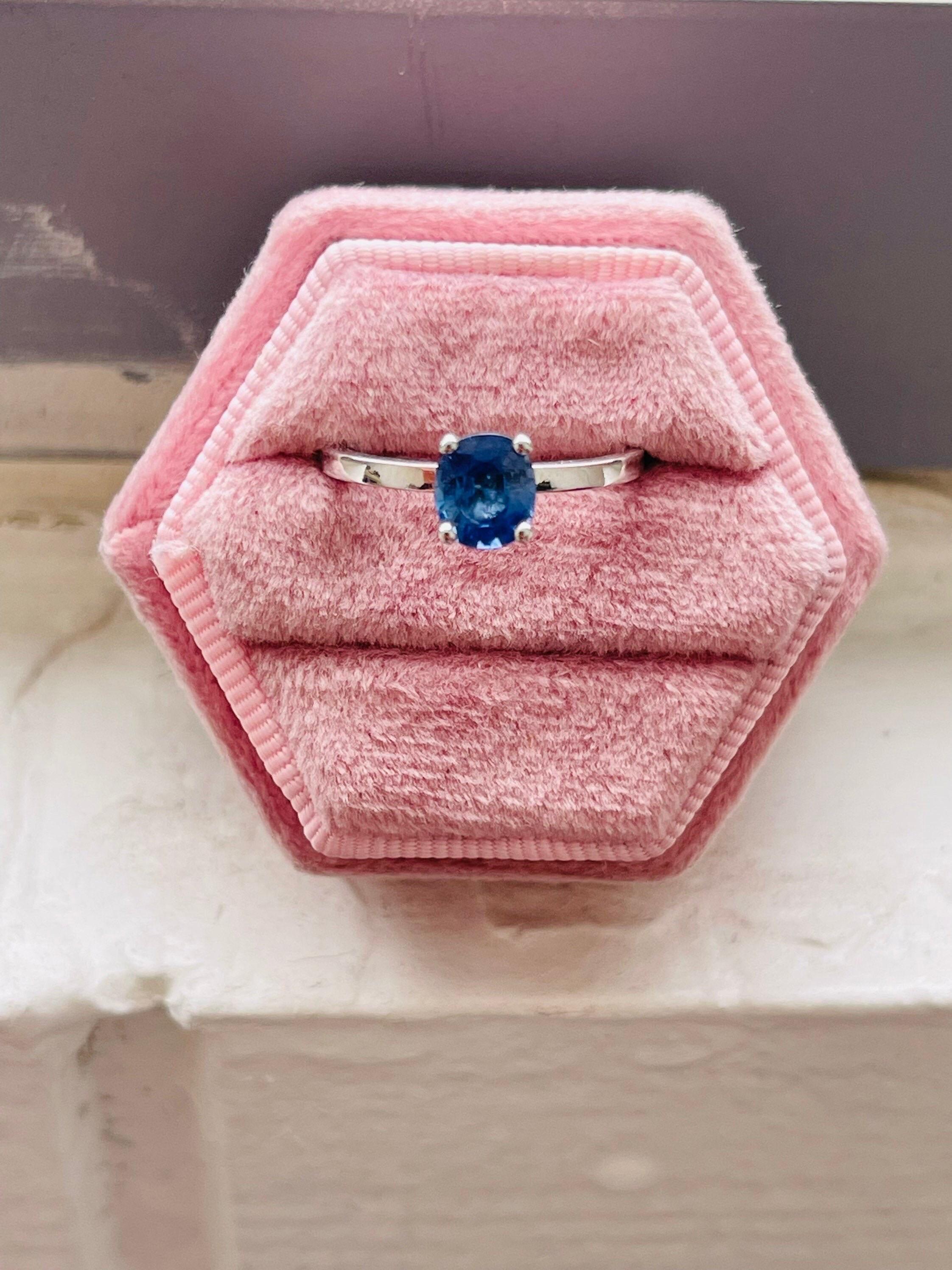 Elegante bague solitaire en saphir bleu avec halo de diamants cachés en or blanc 18KT. La bague est très élégante. Les diamants sont exempts de conflits et ont une pureté VS-SI, la couleur des diamants est F-G.
La taille de la bague est de 5 et peut