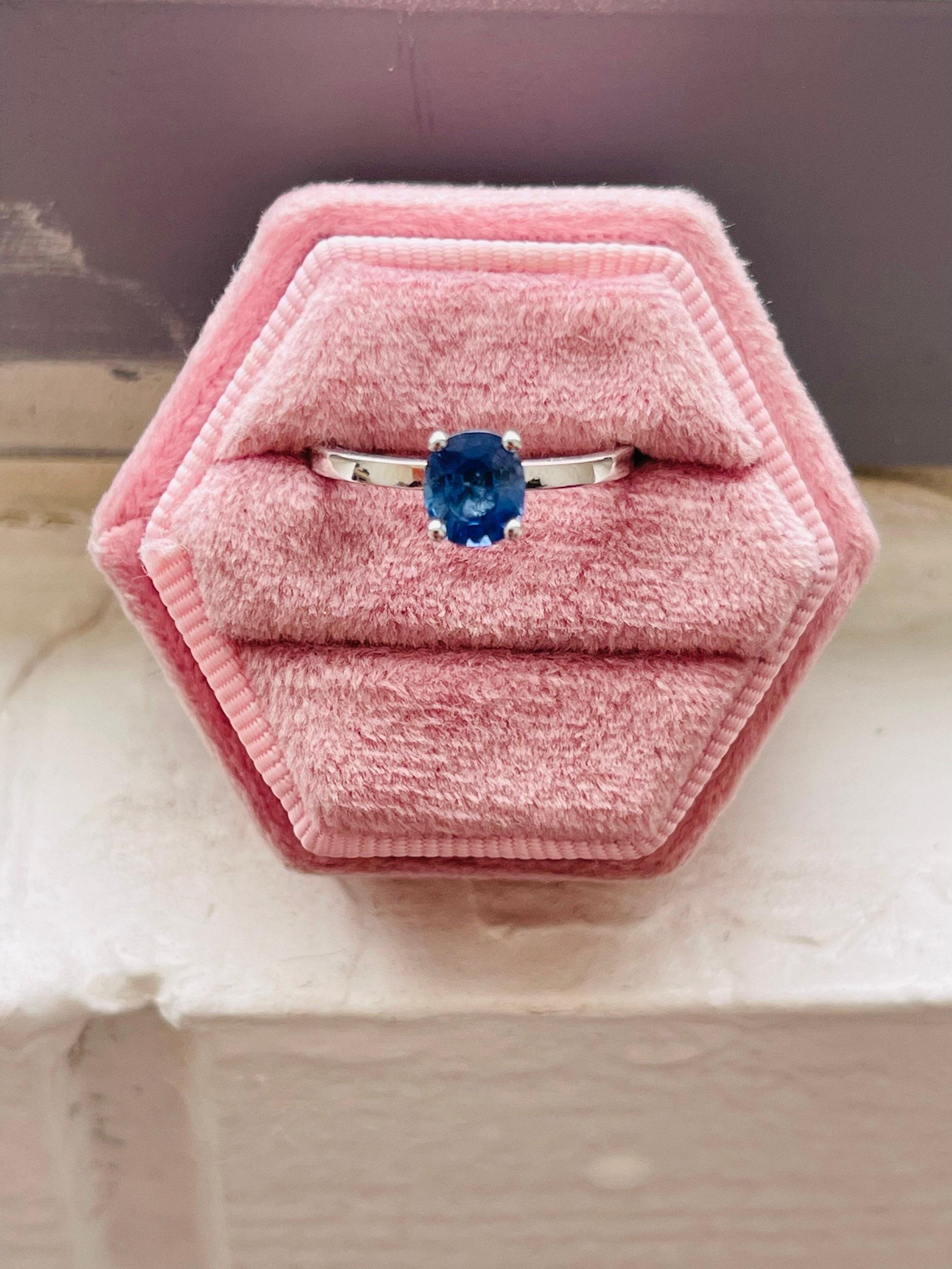 Saphir Bague de fiançailles solitaire or 18KT diamants cachés sous halo Neuf - En vente à Boca Raton, FL