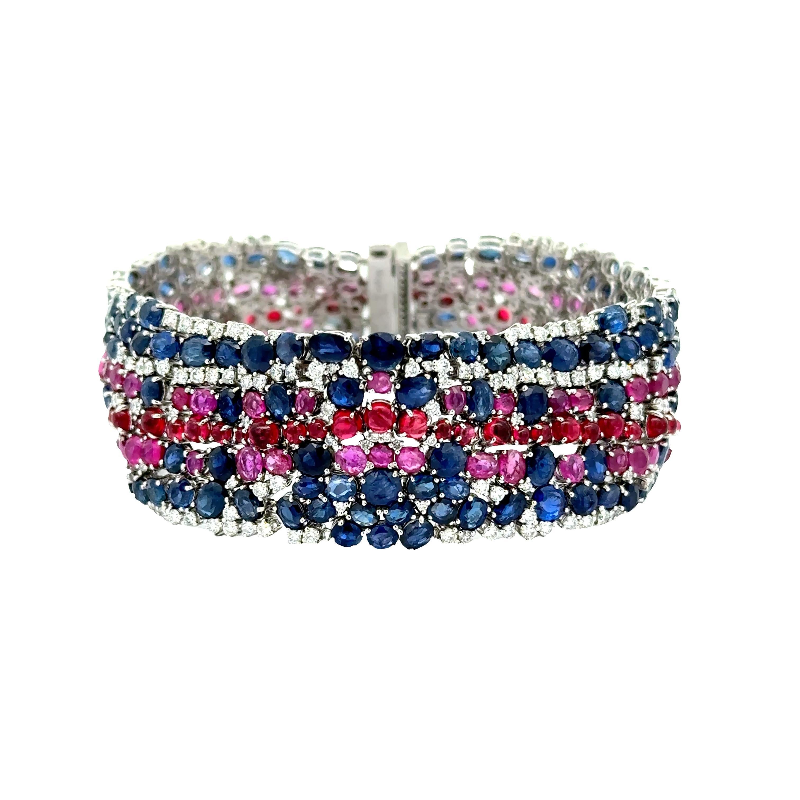 Una pulsera de tenis contemporánea, con un vibrante despliegue de colores. La pulsera presenta zafiros ovales y redondos, azules y rosas, que suman aproximadamente 21,02 quilates. Como complemento de los zafiros hay cabujones de espinelas rojas de