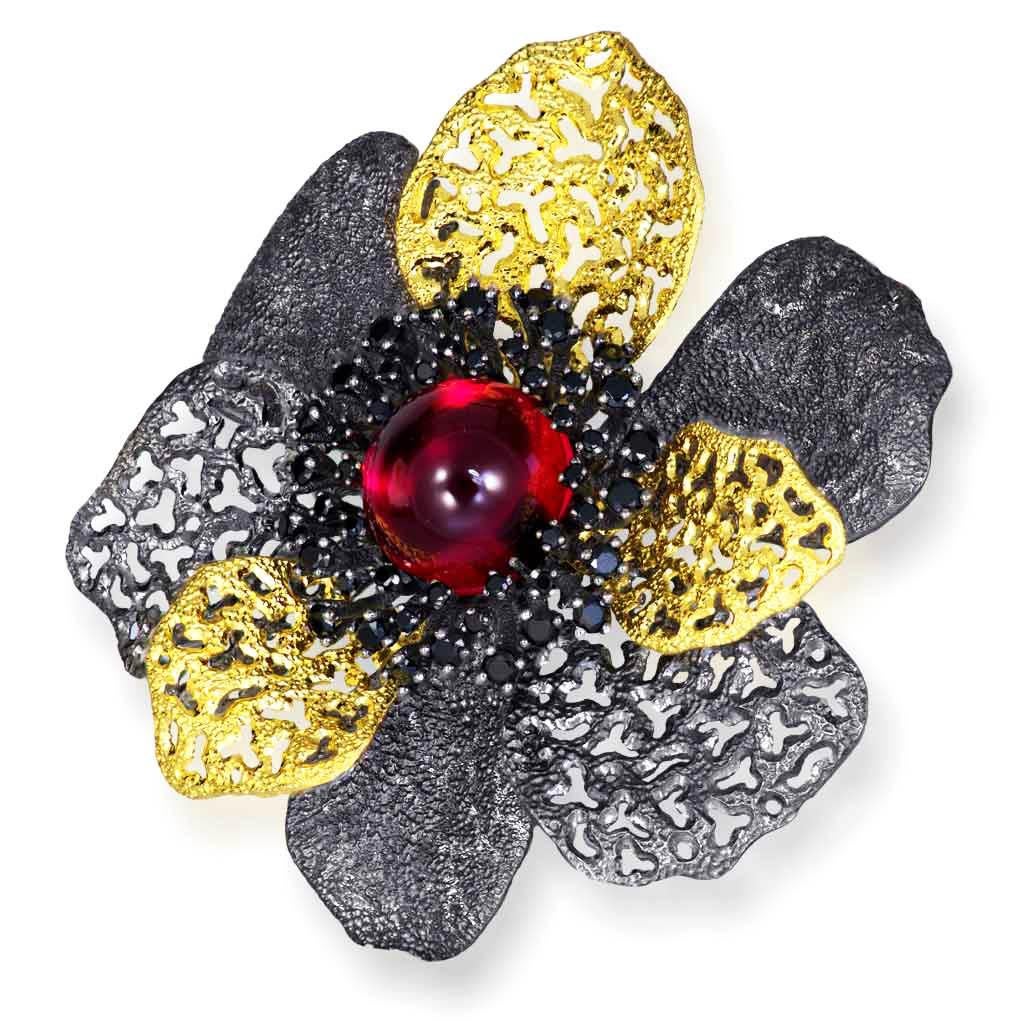 El atuendo lujoso y festivo de la Anémona Coronaria es una fina decoración de cualquier jardín, pues cada pétalo tiene su propio ornamento único, como las líneas de la vida de la palma humana. Y cada graciosa curva de su pétalo se extiende hacia el