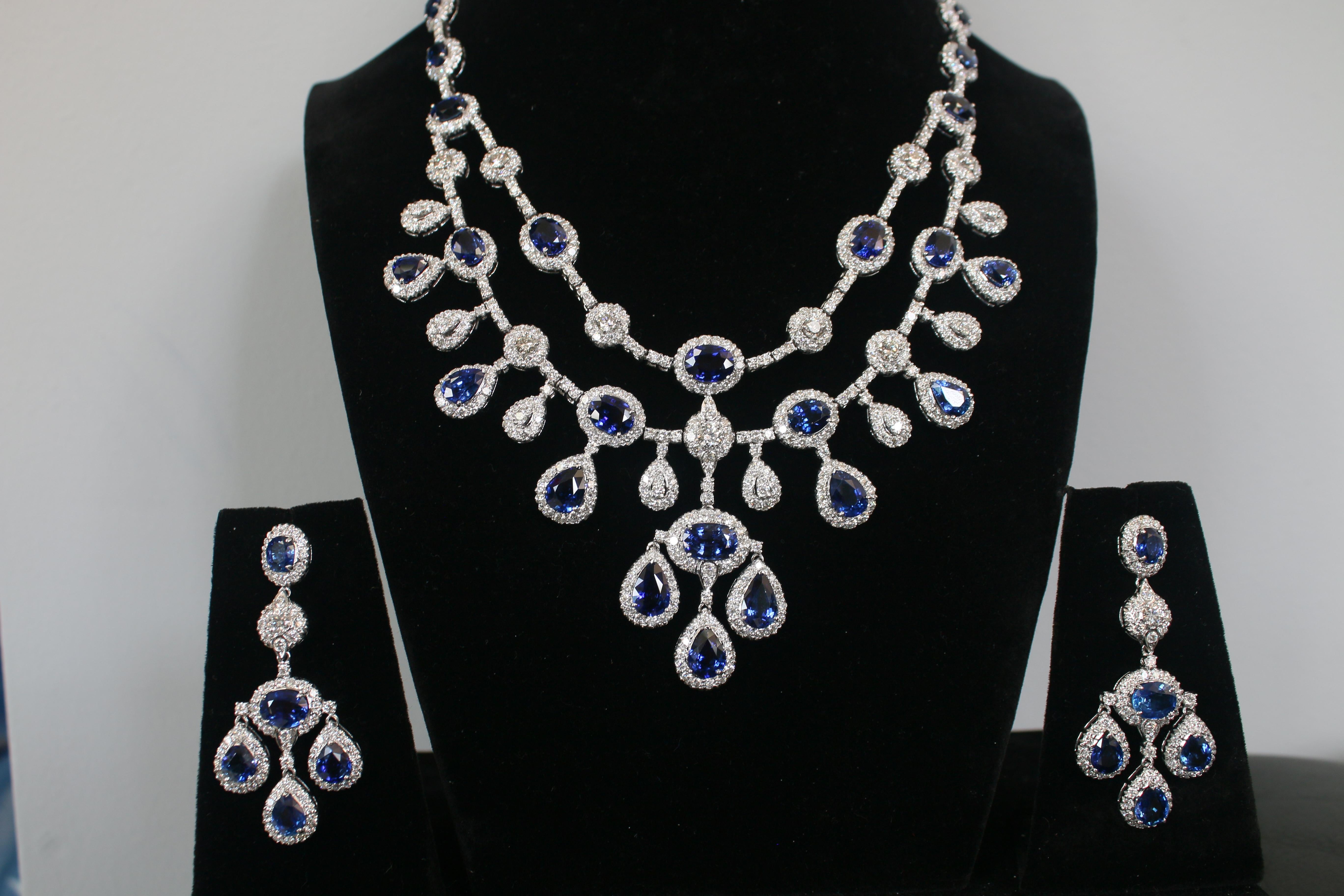 Taille ronde Ensemble collier Starlight en saphir bleu non chauffé et boucles d'oreilles en diamants en vente