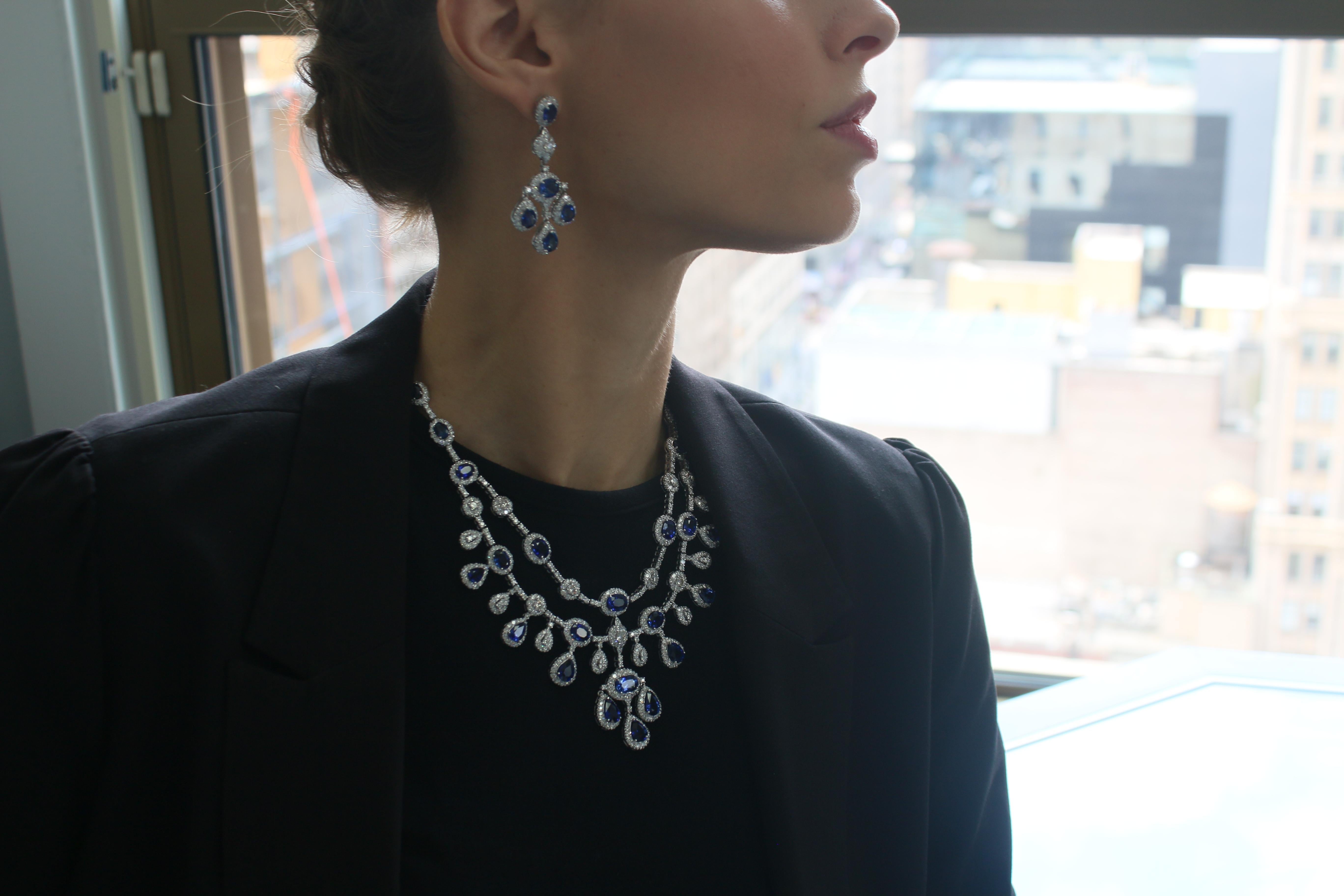 Ensemble collier Starlight en saphir bleu non chauffé et boucles d'oreilles en diamants Pour femmes en vente