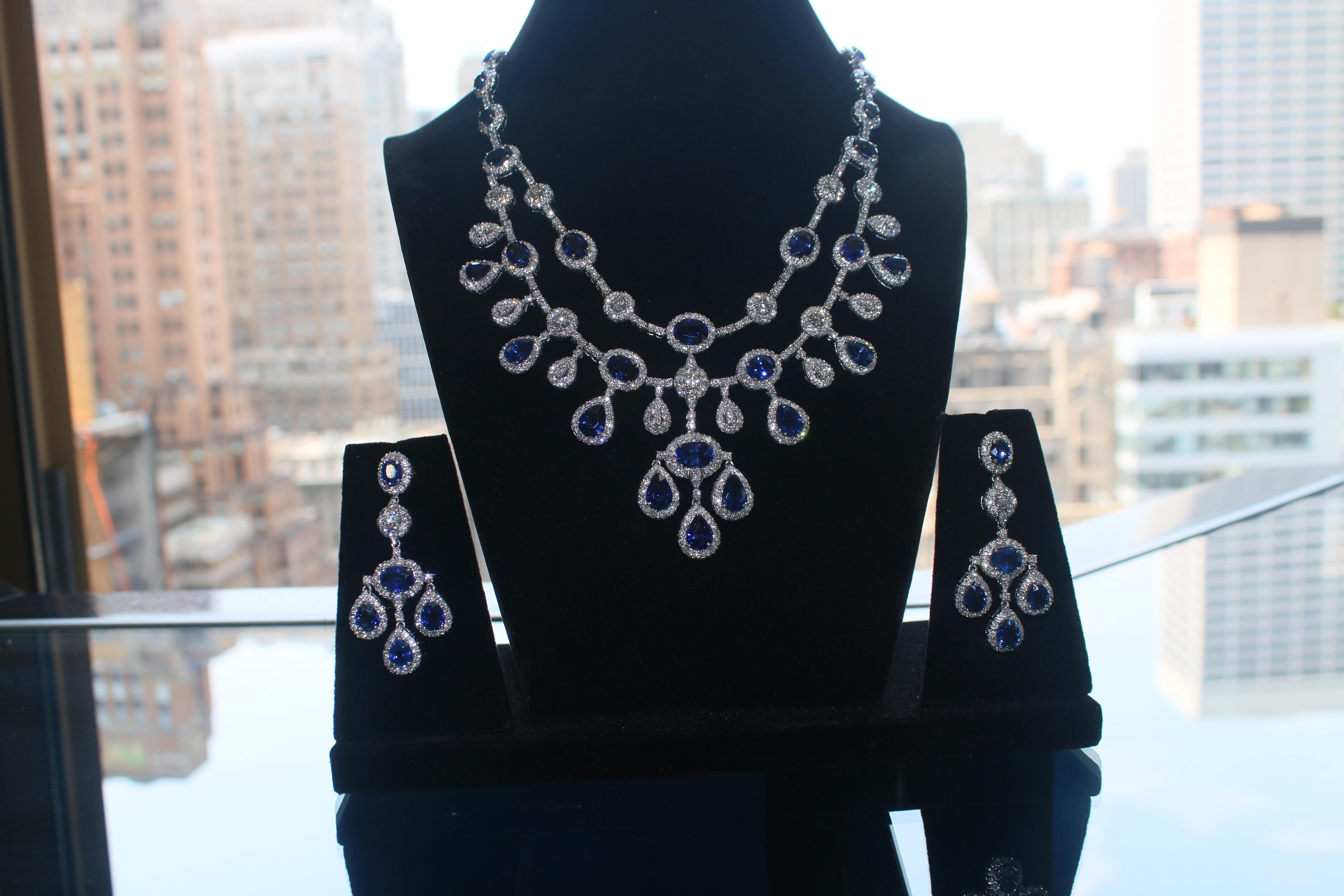 Ensemble collier Starlight en saphir bleu non chauffé et boucles d'oreilles en diamants en vente 2