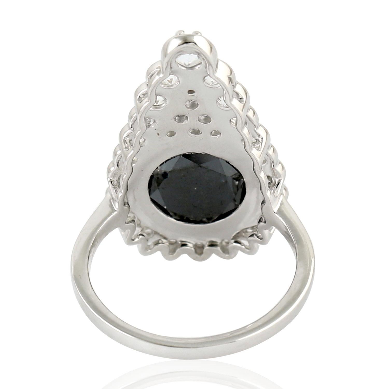 Art déco Bague cocktail en or 18 carats avec saphir noir et diamant taille briolette en vente