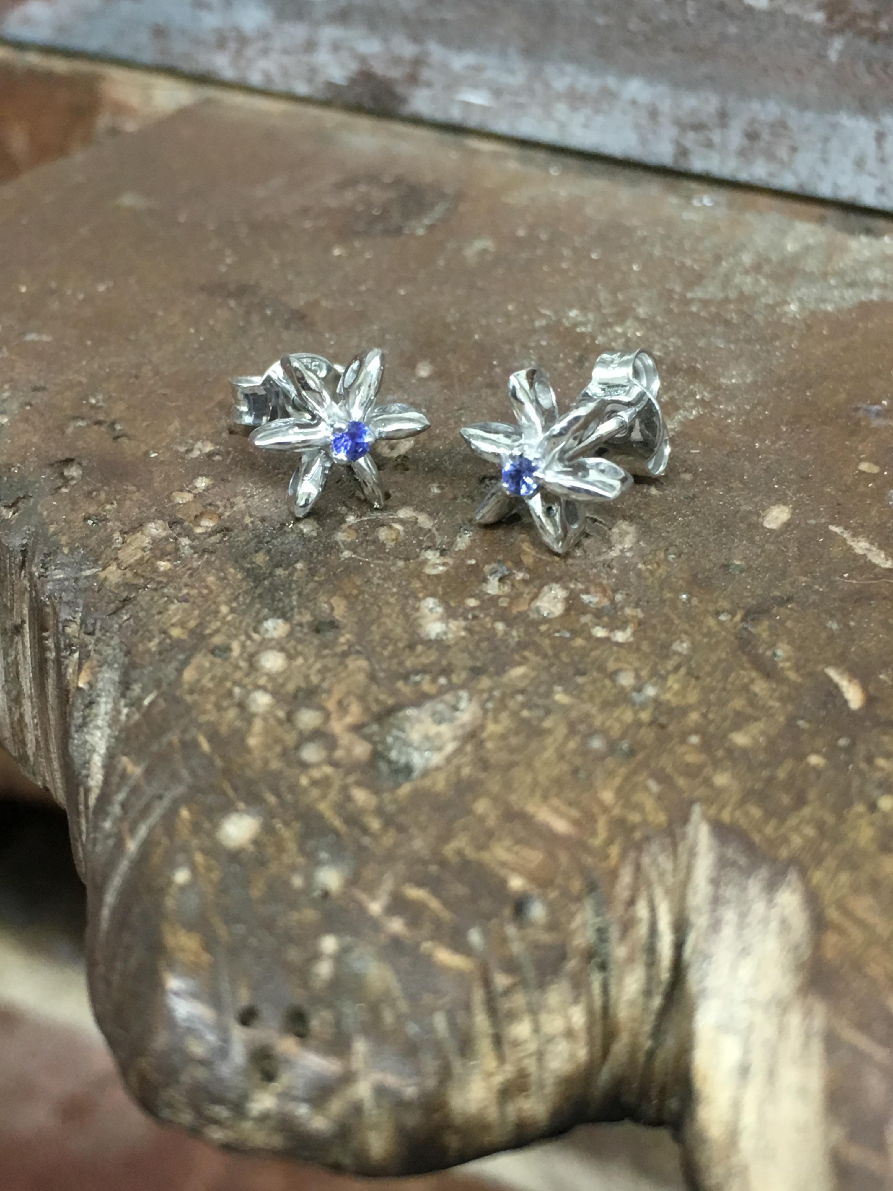 Contemporary Sapphire Stud Earrings in 18 Karat White Gold Made in Italy Can Be Custom Made