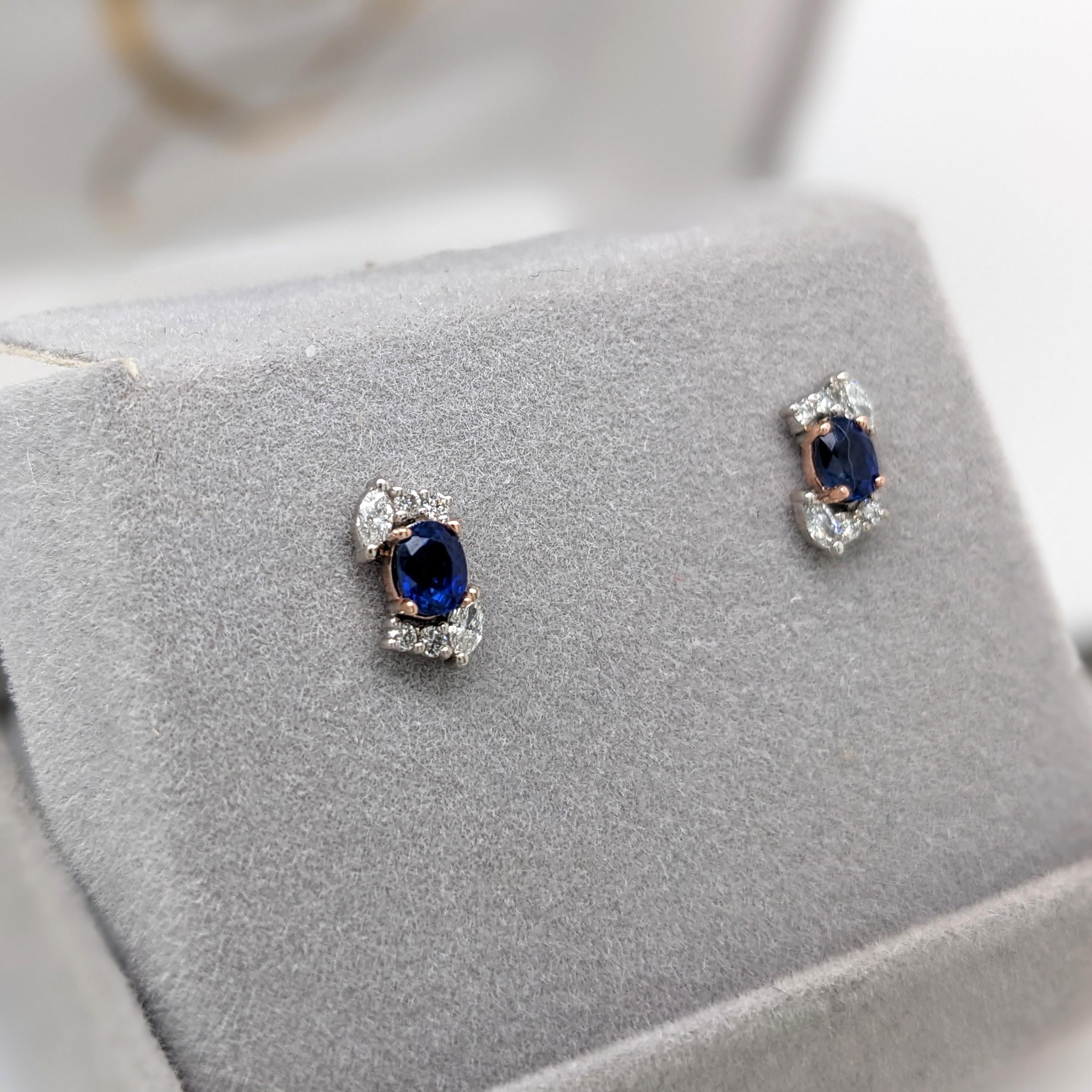 Questi bellissimi orecchini a perno presentano una coppia di gemme di zaffiro blu da 0,54 carati con diamanti naturali estratti dalla terra, il tutto incastonato in oro massiccio 14K a doppia tonalità. Questi orecchini possono essere un regalo
