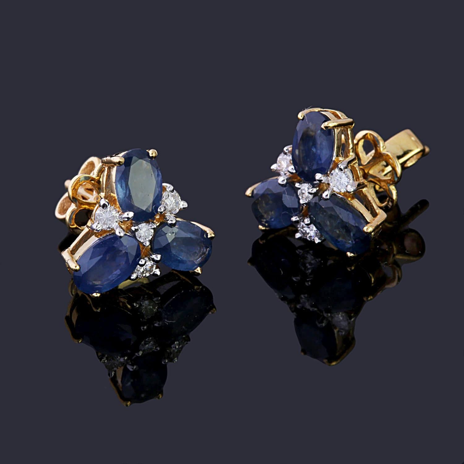 Brilliant Cut Sapphire Stud Earrings with Diamond in 18k Gold For Sale