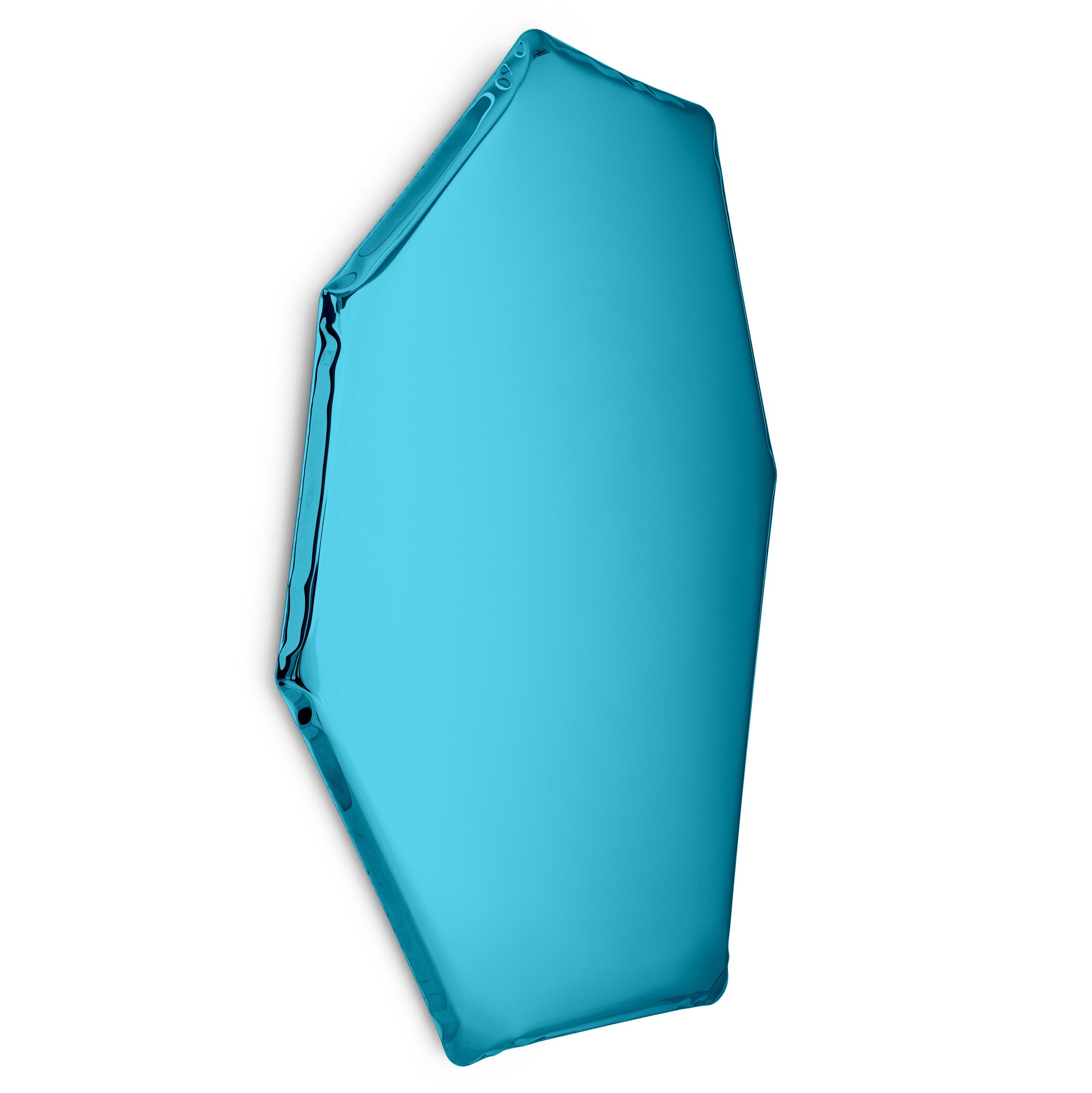 Miroir mural sculptural Sapphire C2 de Zieta
Dimensions : D 6 x L 94 x H 149 cm 
Matériau : Acier inoxydable. 
Finition : Saphir.
Disponible en finitions : Acier inoxydable, bleu espace profond, émeraude, saphir, saphir/émeraude, matière noire et
