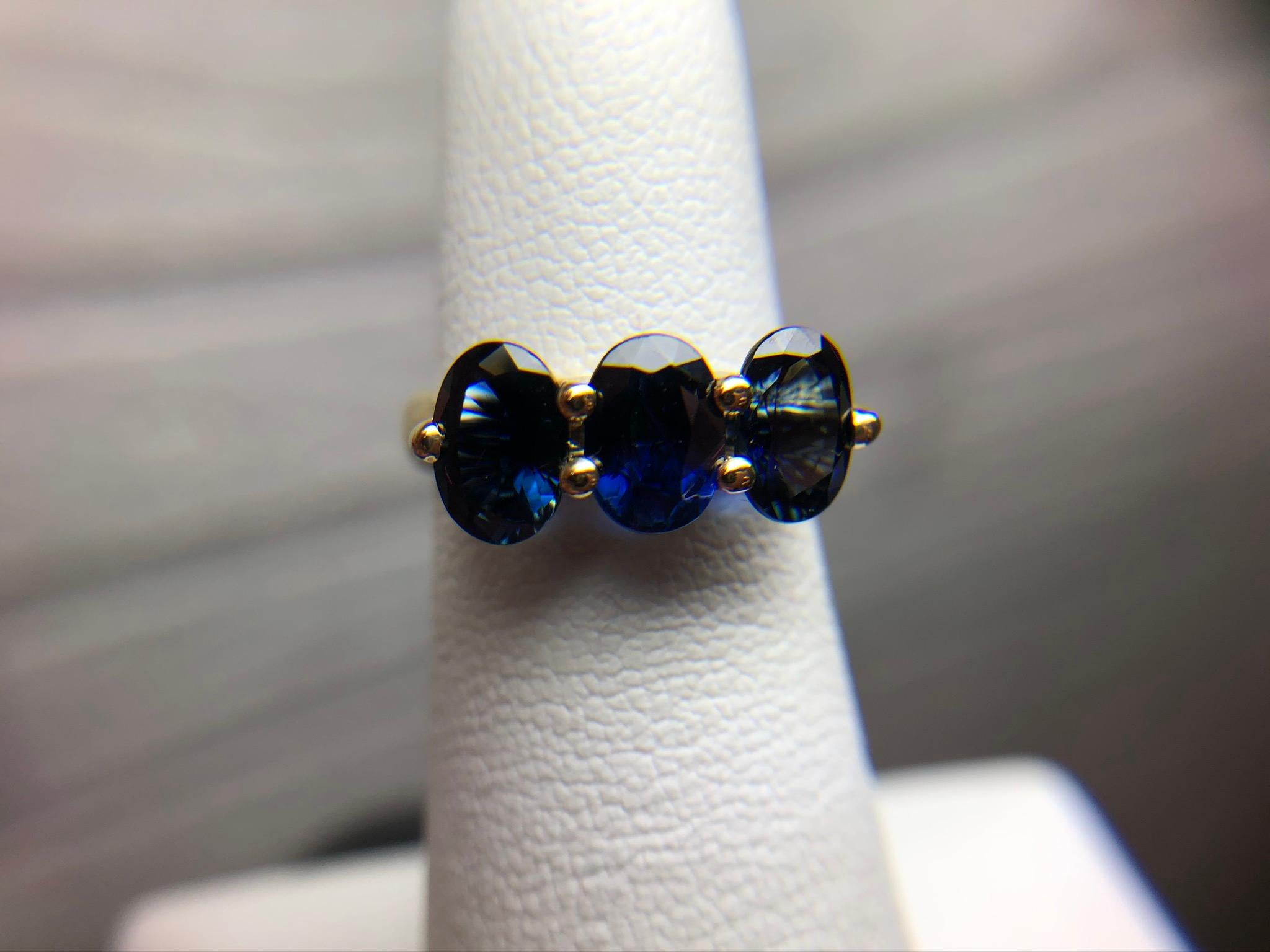 Sapphire three stone ring 18KT yellow gold sapphire engagement ring For Sale 7