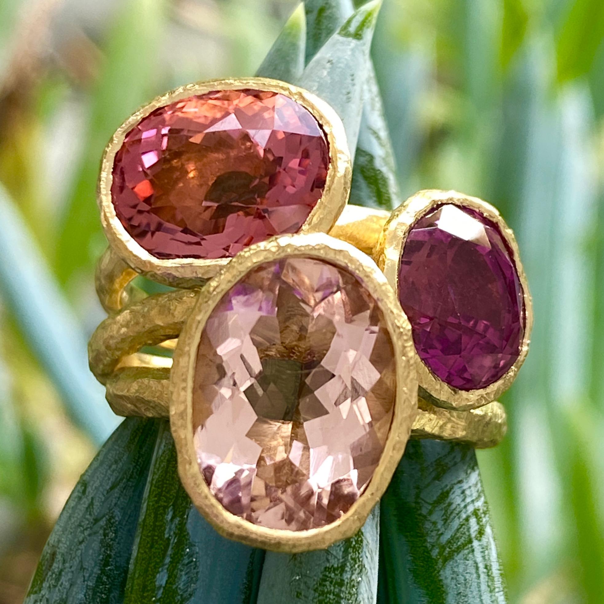 Contemporain Saphir, tourmaline et morganite « Pink ! » Parure en or jaune 18 carats en vente