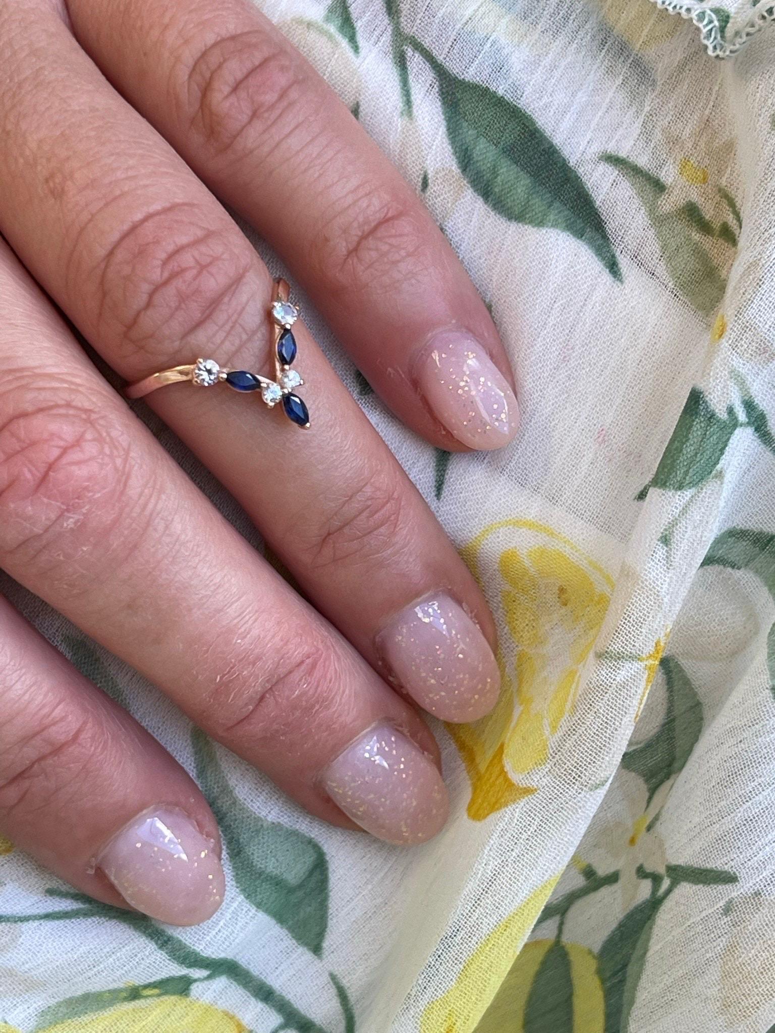 Anello con zaffiro a V in oro rosa 18KT Anello con zaffiro marquise Fascia nuziale a V In condizioni Nuovo in vendita a Boca Raton, FL