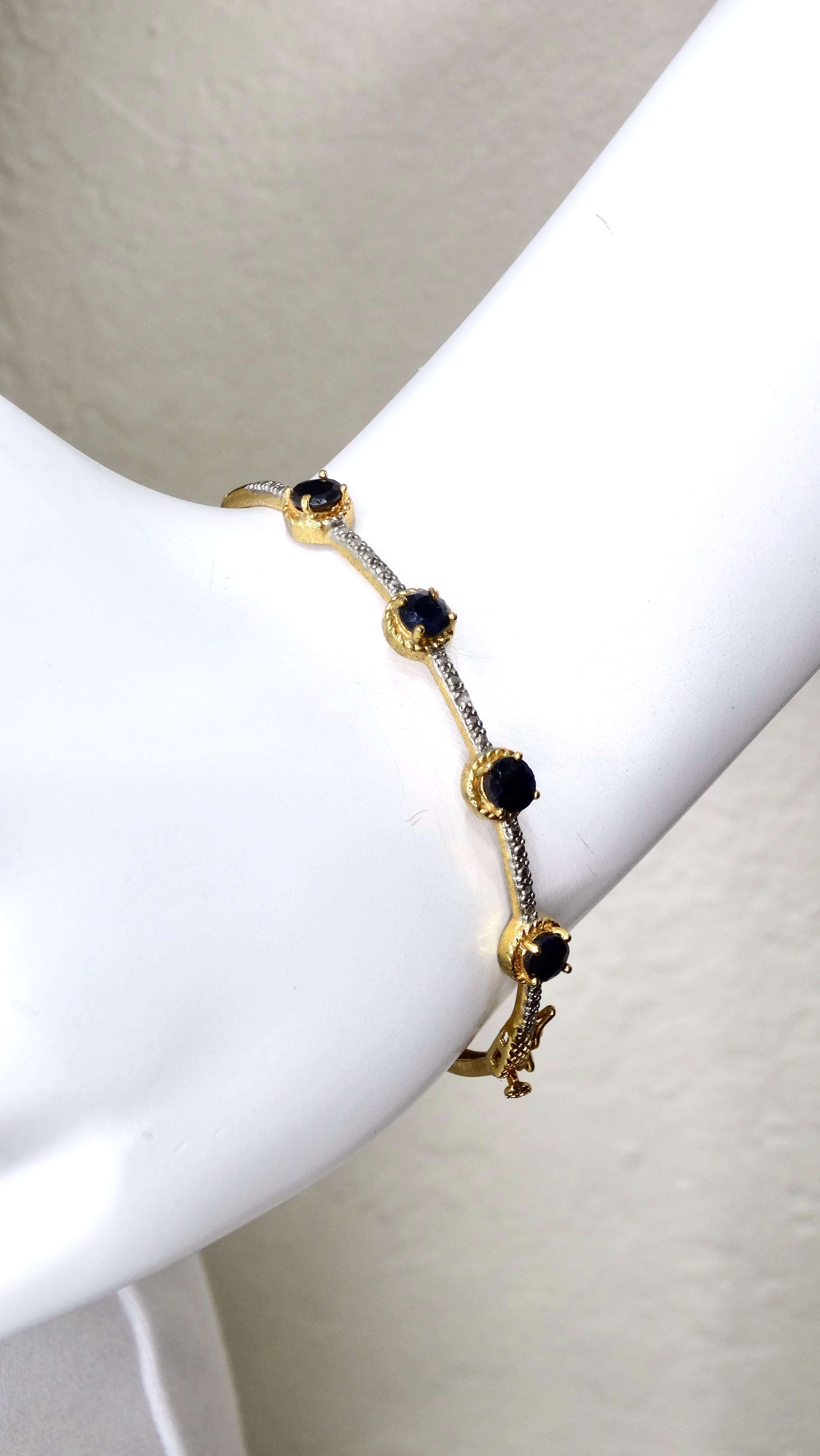 ¡No pierdas la oportunidad de conseguir esta pieza de alta joyería ultra rara que no podrás conseguir en ningún otro sitio! ¡Esta pulsera vintage con tachuelas de zafiro de los años 20 tiene que estar en tu colección de joyas! Es universal y puede