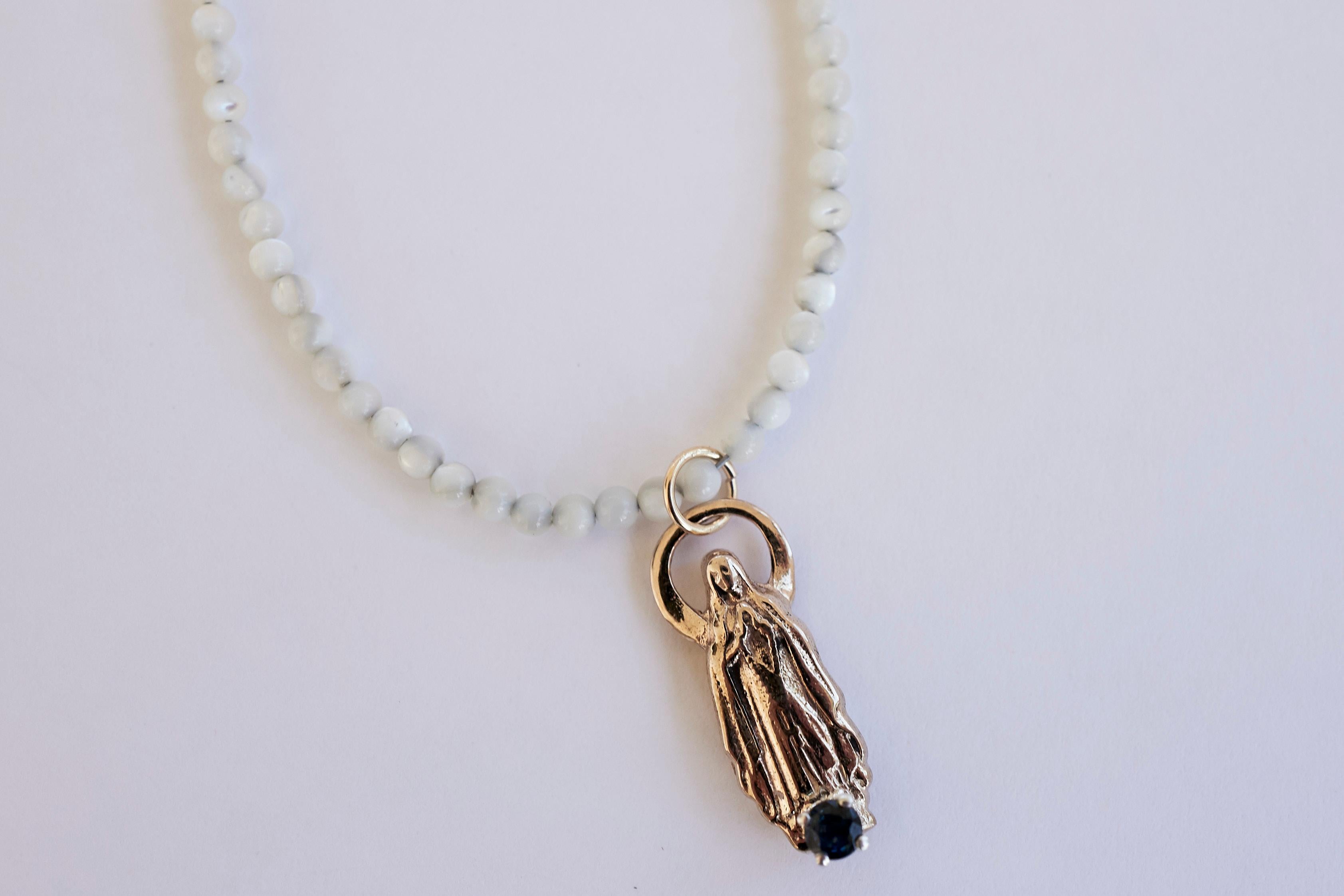 Contemporain Collier de perles blanches Vierge Marie en saphir J Dauphin en vente
