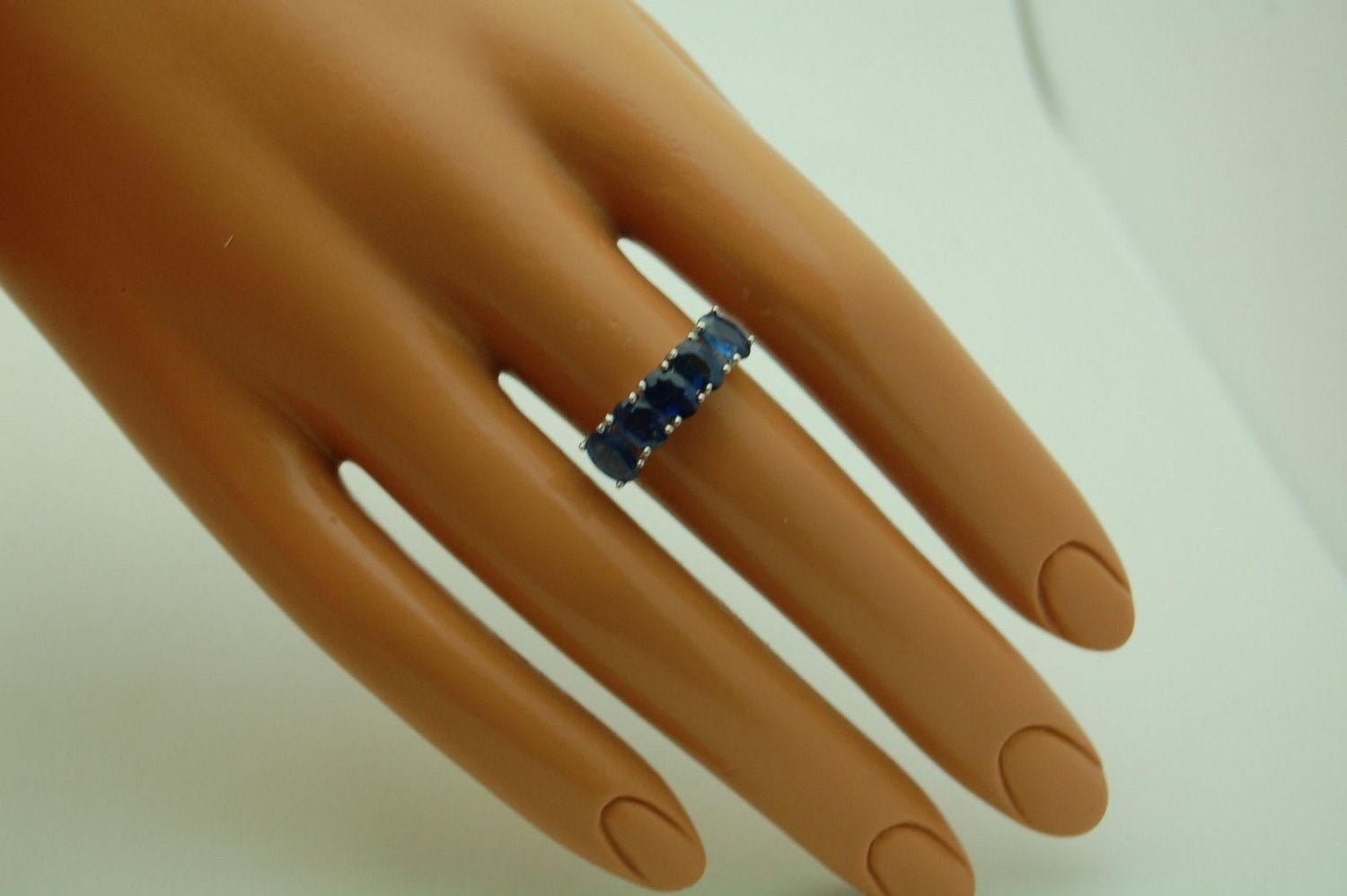 Una fede nuziale realizzata con diversi zaffiri blu ovali in oro bianco 18KT. Gli zaffiri hanno un totale di circa 5,50 carati. Verrà fornito con un certificato di autenticità e una bellissima confezione!

CHI SIAMO
Siamo un'azienda a conduzione